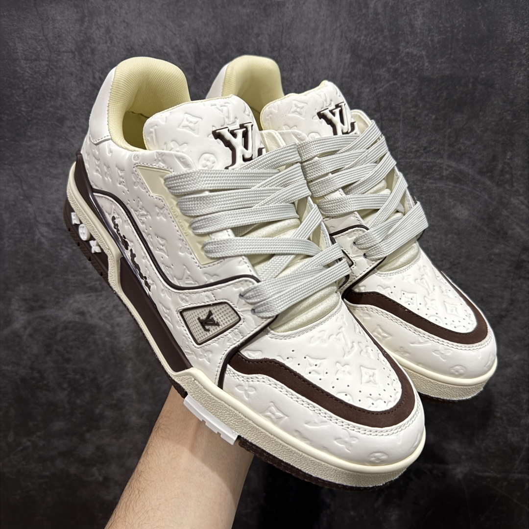 【天花板/Goat版】 市场最强版 没有之一的存在💪🏻 Louis Vuitton LV Trainer 系列全新版上架 手里有正品的可以对比下🆚懂货的看细节‼️ 此版品质是市场从未达到的新高度！ 整体版型 皮料 牛仔布的色差 压花纹路清晰度 后跟版型等等 都可以自行对比[机智]吊打市场所有货，怒甩十条街的那种，直接来正品对比图🆚，欢迎拿市场各大工厂的货来对比！ 尺码：35-45码-选品中心