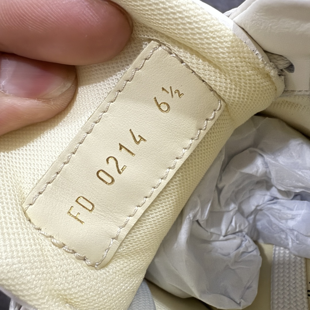 图片[7]-【天花板/Goat版】 市场最强版 没有之一的存在💪🏻 Louis Vuitton LV Trainer 系列全新版上架 手里有正品的可以对比下🆚懂货的看细节‼️ 此版品质是市场从未达到的新高度！ 整体版型 皮料 牛仔布的色差 压花纹路清晰度 后跟版型等等 都可以自行对比[机智]吊打市场所有货，怒甩十条街的那种，直接来正品对比图🆚，欢迎拿市场各大工厂的货来对比！ 尺码：35-45码-选品中心