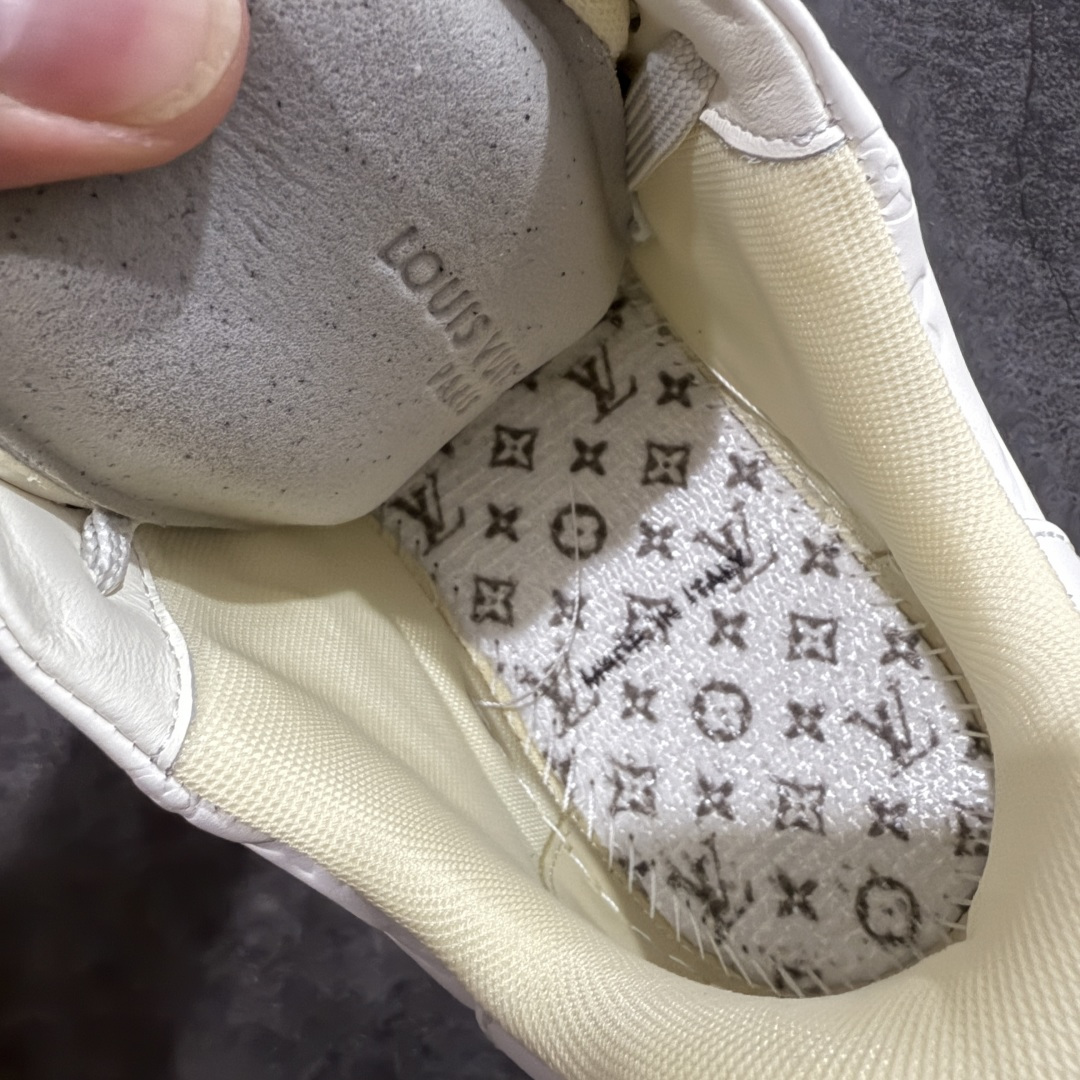 图片[9]-【天花板/Goat版】 市场最强版 没有之一的存在💪🏻 Louis Vuitton LV Trainer 系列全新版上架 手里有正品的可以对比下🆚懂货的看细节‼️ 此版品质是市场从未达到的新高度！ 整体版型 皮料 牛仔布的色差 压花纹路清晰度 后跟版型等等 都可以自行对比[机智]吊打市场所有货，怒甩十条街的那种，直接来正品对比图🆚，欢迎拿市场各大工厂的货来对比！ 尺码：35-45码-选品中心