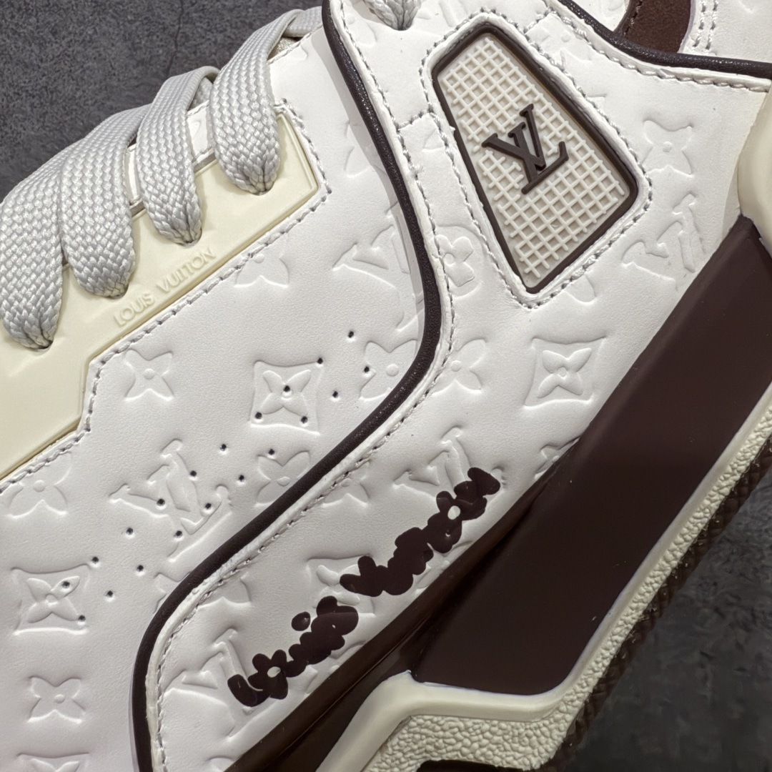 图片[4]-【天花板/Goat版】 市场最强版 没有之一的存在💪🏻 Louis Vuitton LV Trainer 系列全新版上架 手里有正品的可以对比下🆚懂货的看细节‼️ 此版品质是市场从未达到的新高度！ 整体版型 皮料 牛仔布的色差 压花纹路清晰度 后跟版型等等 都可以自行对比[机智]吊打市场所有货，怒甩十条街的那种，直接来正品对比图🆚，欢迎拿市场各大工厂的货来对比！ 尺码：35-45码-选品中心