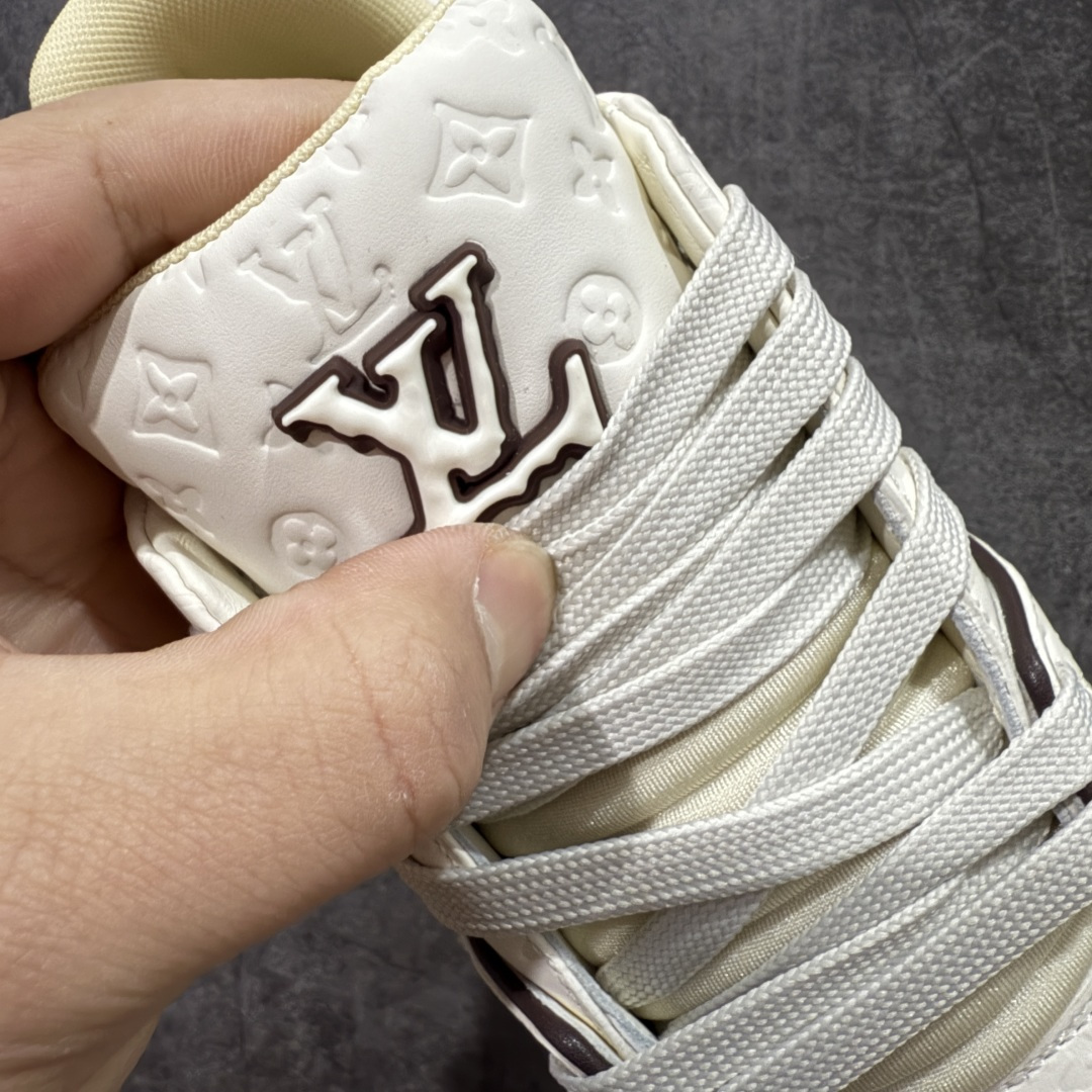 图片[6]-【天花板/Goat版】 市场最强版 没有之一的存在💪🏻 Louis Vuitton LV Trainer 系列全新版上架 手里有正品的可以对比下🆚懂货的看细节‼️ 此版品质是市场从未达到的新高度！ 整体版型 皮料 牛仔布的色差 压花纹路清晰度 后跟版型等等 都可以自行对比[机智]吊打市场所有货，怒甩十条街的那种，直接来正品对比图🆚，欢迎拿市场各大工厂的货来对比！ 尺码：35-45码-选品中心