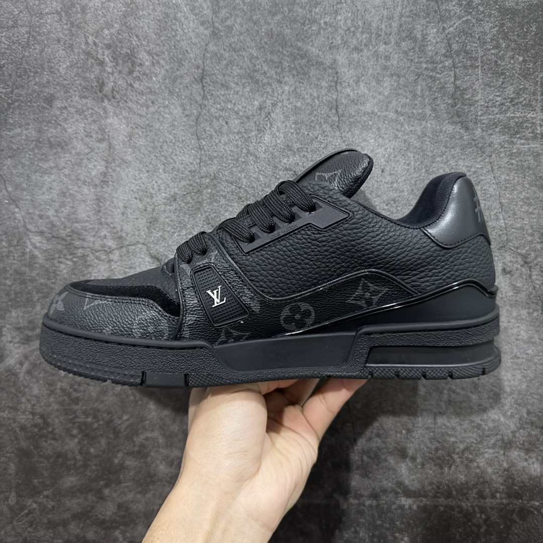 图片[2]-【天花板/Goat版】 市场最强版 没有之一的存在💪🏻 Louis Vuitton LV Trainer 系列全新版上架 手里有正品的可以对比下🆚懂货的看细节‼️ 此版品质是市场从未达到的新高度！ 整体版型 皮料 牛仔布的色差 压花纹路清晰度 后跟版型等等 都可以自行对比[机智]吊打市场所有货，怒甩十条街的那种，直接来正品对比图🆚，欢迎拿市场各大工厂的货来对比！ 尺码：35-45码-选品中心