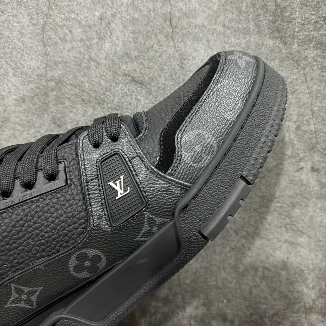 图片[6]-【天花板/Goat版】 市场最强版 没有之一的存在💪🏻 Louis Vuitton LV Trainer 系列全新版上架 手里有正品的可以对比下🆚懂货的看细节‼️ 此版品质是市场从未达到的新高度！ 整体版型 皮料 牛仔布的色差 压花纹路清晰度 后跟版型等等 都可以自行对比[机智]吊打市场所有货，怒甩十条街的那种，直接来正品对比图🆚，欢迎拿市场各大工厂的货来对比！ 尺码：35-45码-选品中心