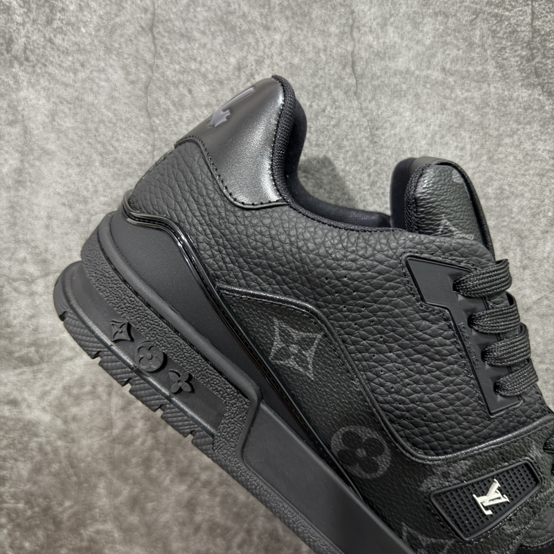 图片[7]-【天花板/Goat版】 市场最强版 没有之一的存在💪🏻 Louis Vuitton LV Trainer 系列全新版上架 手里有正品的可以对比下🆚懂货的看细节‼️ 此版品质是市场从未达到的新高度！ 整体版型 皮料 牛仔布的色差 压花纹路清晰度 后跟版型等等 都可以自行对比[机智]吊打市场所有货，怒甩十条街的那种，直接来正品对比图🆚，欢迎拿市场各大工厂的货来对比！ 尺码：35-45码-选品中心