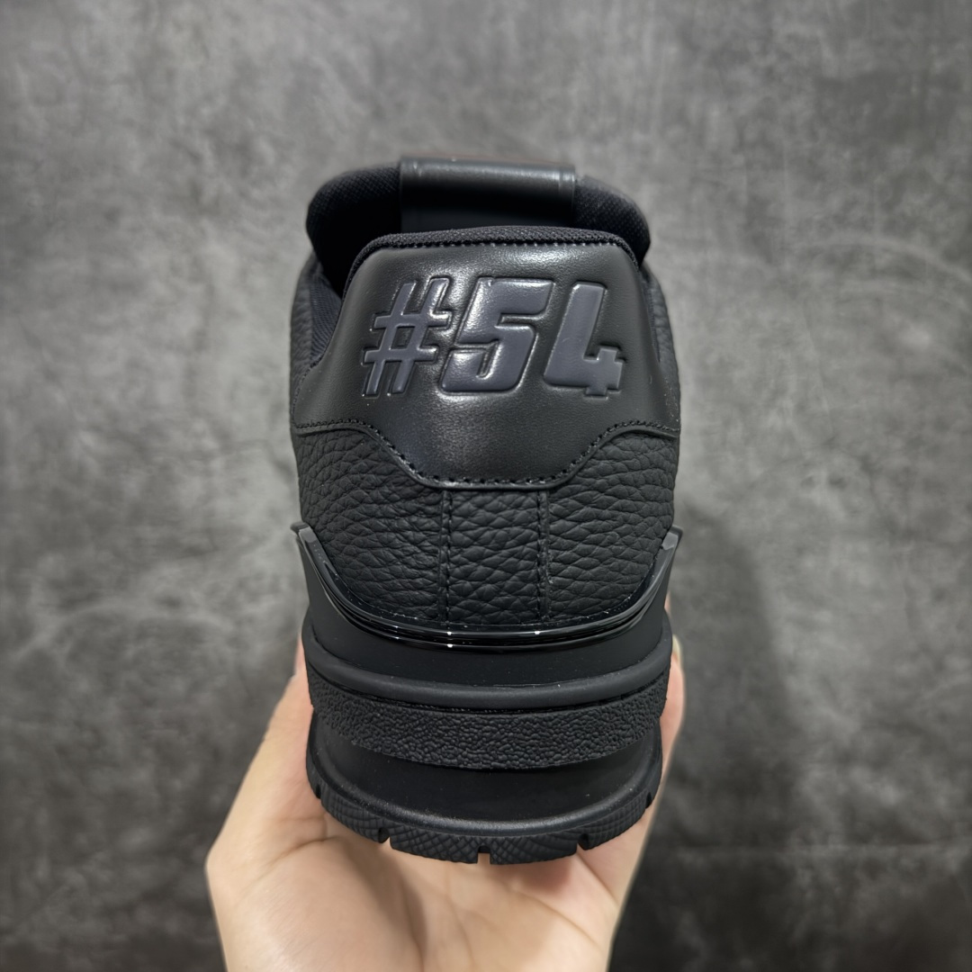 图片[4]-【天花板/Goat版】 市场最强版 没有之一的存在💪🏻 Louis Vuitton LV Trainer 系列全新版上架 手里有正品的可以对比下🆚懂货的看细节‼️ 此版品质是市场从未达到的新高度！ 整体版型 皮料 牛仔布的色差 压花纹路清晰度 后跟版型等等 都可以自行对比[机智]吊打市场所有货，怒甩十条街的那种，直接来正品对比图🆚，欢迎拿市场各大工厂的货来对比！ 尺码：35-45码-选品中心