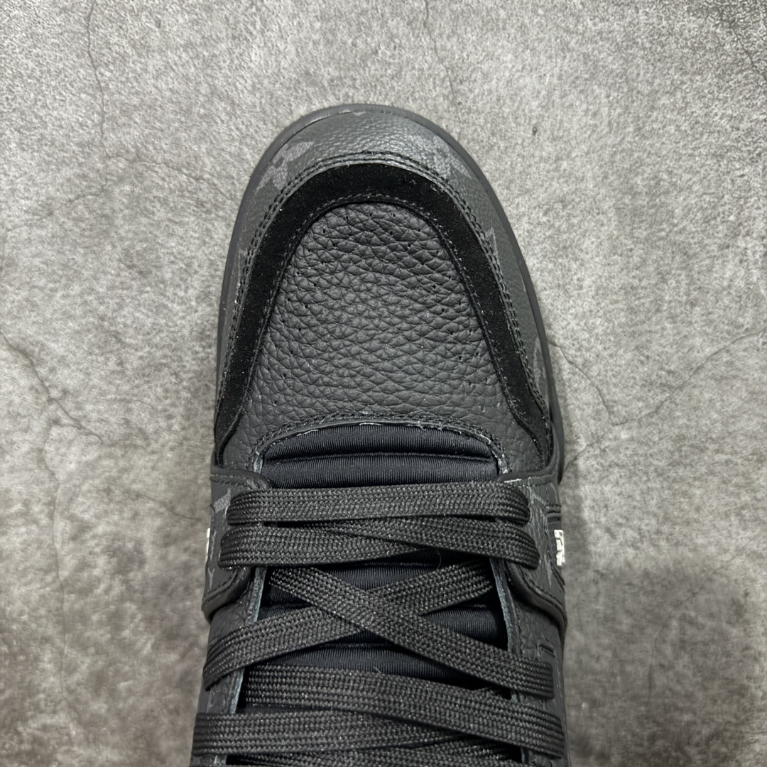 图片[5]-【天花板/Goat版】 市场最强版 没有之一的存在💪🏻 Louis Vuitton LV Trainer 系列全新版上架 手里有正品的可以对比下🆚懂货的看细节‼️ 此版品质是市场从未达到的新高度！ 整体版型 皮料 牛仔布的色差 压花纹路清晰度 后跟版型等等 都可以自行对比[机智]吊打市场所有货，怒甩十条街的那种，直接来正品对比图🆚，欢迎拿市场各大工厂的货来对比！ 尺码：35-45码-选品中心