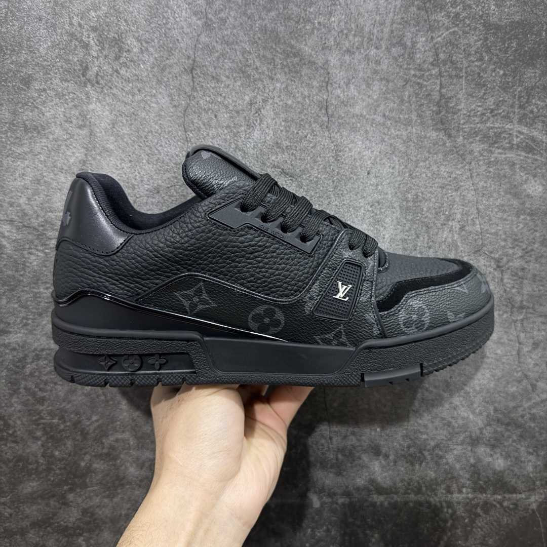 【天花板/Goat版】 市场最强版 没有之一的存在💪🏻 Louis Vuitton LV Trainer 系列全新版上架 手里有正品的可以对比下🆚懂货的看细节‼️ 此版品质是市场从未达到的新高度！ 整体版型 皮料 牛仔布的色差 压花纹路清晰度 后跟版型等等 都可以自行对比[机智]吊打市场所有货，怒甩十条街的那种，直接来正品对比图🆚，欢迎拿市场各大工厂的货来对比！ 尺码：35-45码-选品中心