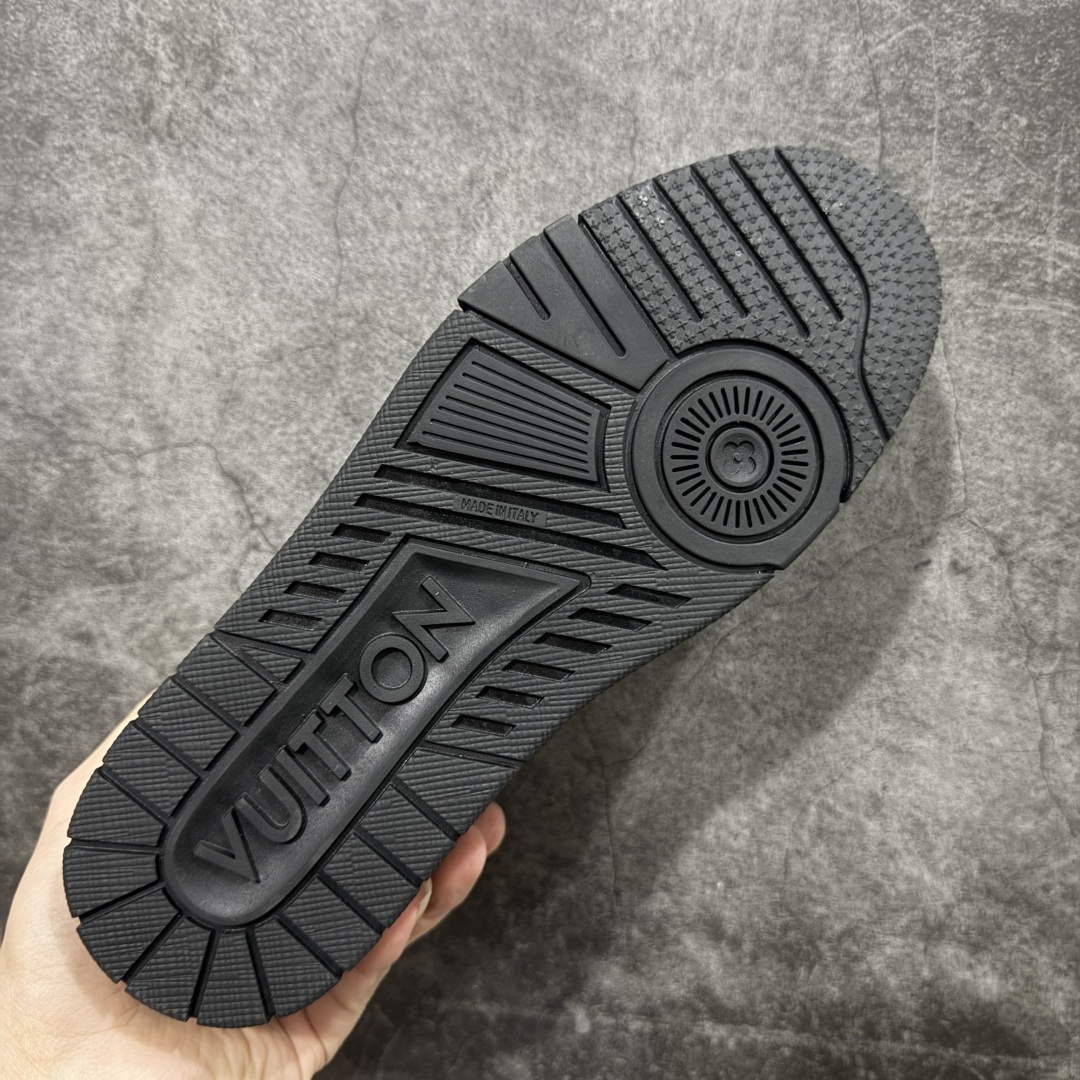 图片[9]-【天花板/Goat版】 市场最强版 没有之一的存在💪🏻 Louis Vuitton LV Trainer 系列全新版上架 手里有正品的可以对比下🆚懂货的看细节‼️ 此版品质是市场从未达到的新高度！ 整体版型 皮料 牛仔布的色差 压花纹路清晰度 后跟版型等等 都可以自行对比[机智]吊打市场所有货，怒甩十条街的那种，直接来正品对比图🆚，欢迎拿市场各大工厂的货来对比！ 尺码：35-45码-选品中心