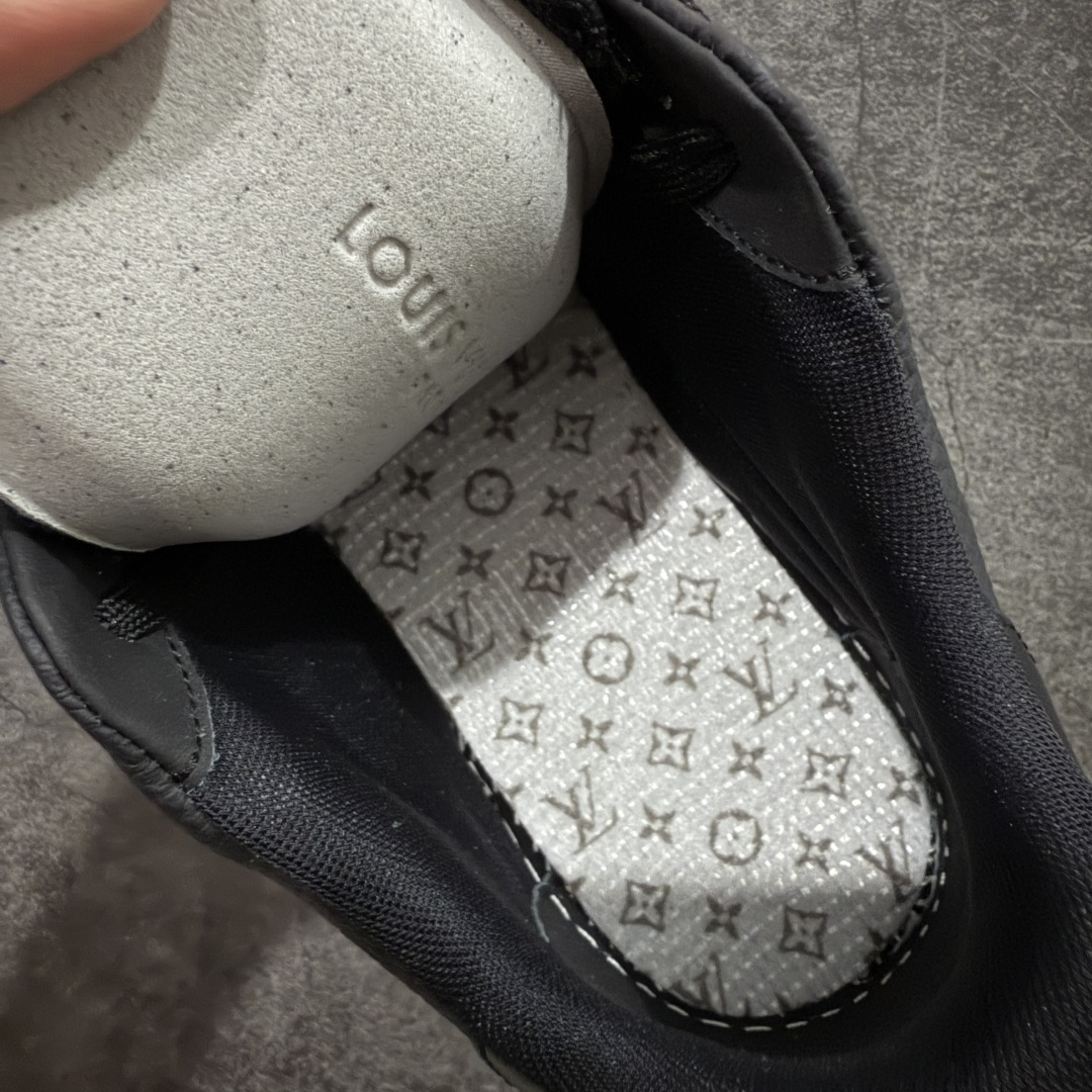 图片[9]-【天花板/Goat版】 市场最强版 没有之一的存在💪🏻 Louis Vuitton LV Trainer 系列全新版上架 手里有正品的可以对比下🆚懂货的看细节‼️ 此版品质是市场从未达到的新高度！ 整体版型 皮料 牛仔布的色差 压花纹路清晰度 后跟版型等等 都可以自行对比[机智]吊打市场所有货，怒甩十条街的那种，直接来正品对比图🆚，欢迎拿市场各大工厂的货来对比！ 尺码：35-45码-选品中心