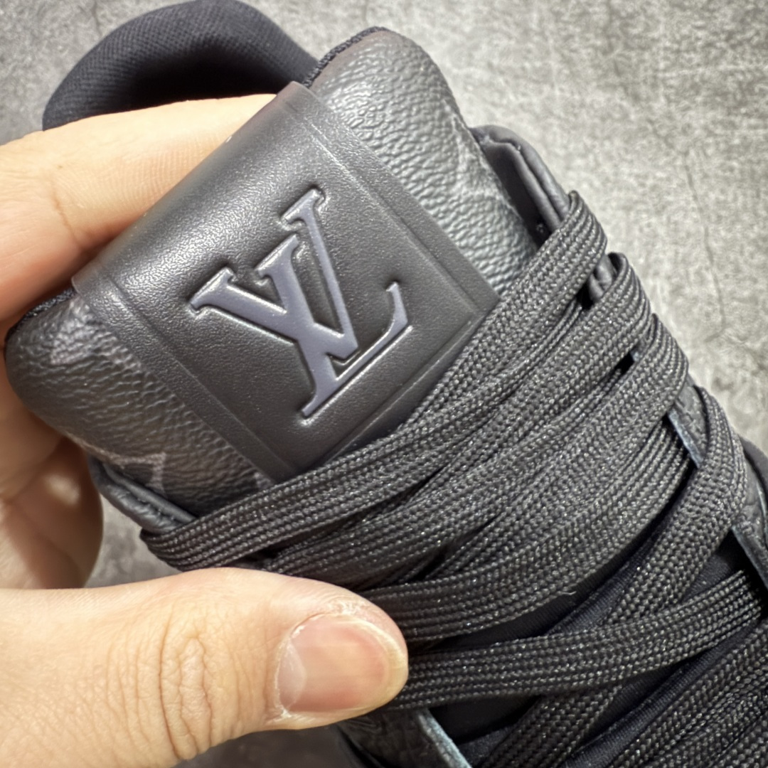 图片[6]-【天花板/Goat版】 市场最强版 没有之一的存在💪🏻 Louis Vuitton LV Trainer 系列全新版上架 手里有正品的可以对比下🆚懂货的看细节‼️ 此版品质是市场从未达到的新高度！ 整体版型 皮料 牛仔布的色差 压花纹路清晰度 后跟版型等等 都可以自行对比[机智]吊打市场所有货，怒甩十条街的那种，直接来正品对比图🆚，欢迎拿市场各大工厂的货来对比！ 尺码：35-45码-选品中心