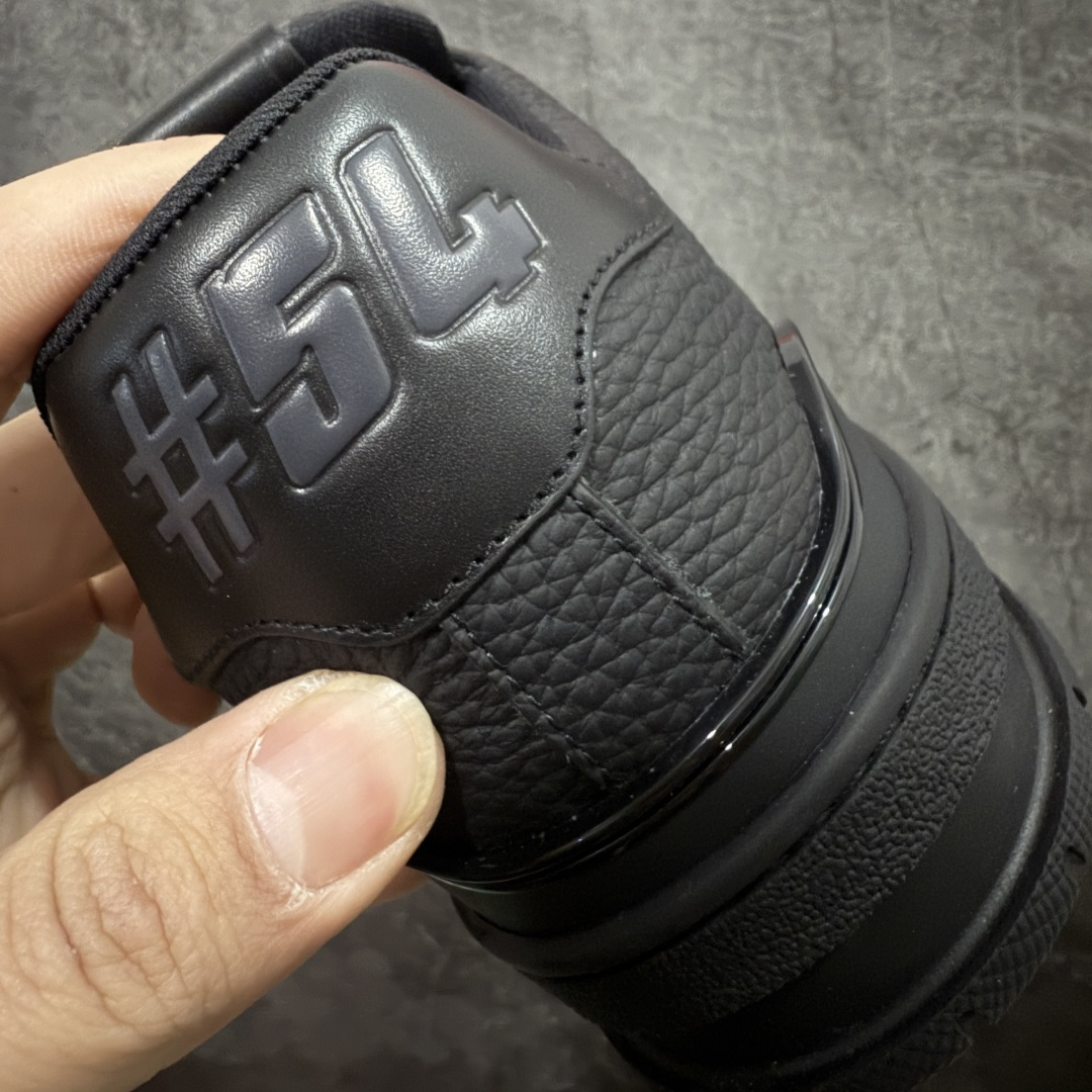 图片[2]-【天花板/Goat版】 市场最强版 没有之一的存在💪🏻 Louis Vuitton LV Trainer 系列全新版上架 手里有正品的可以对比下🆚懂货的看细节‼️ 此版品质是市场从未达到的新高度！ 整体版型 皮料 牛仔布的色差 压花纹路清晰度 后跟版型等等 都可以自行对比[机智]吊打市场所有货，怒甩十条街的那种，直接来正品对比图🆚，欢迎拿市场各大工厂的货来对比！ 尺码：35-45码-选品中心