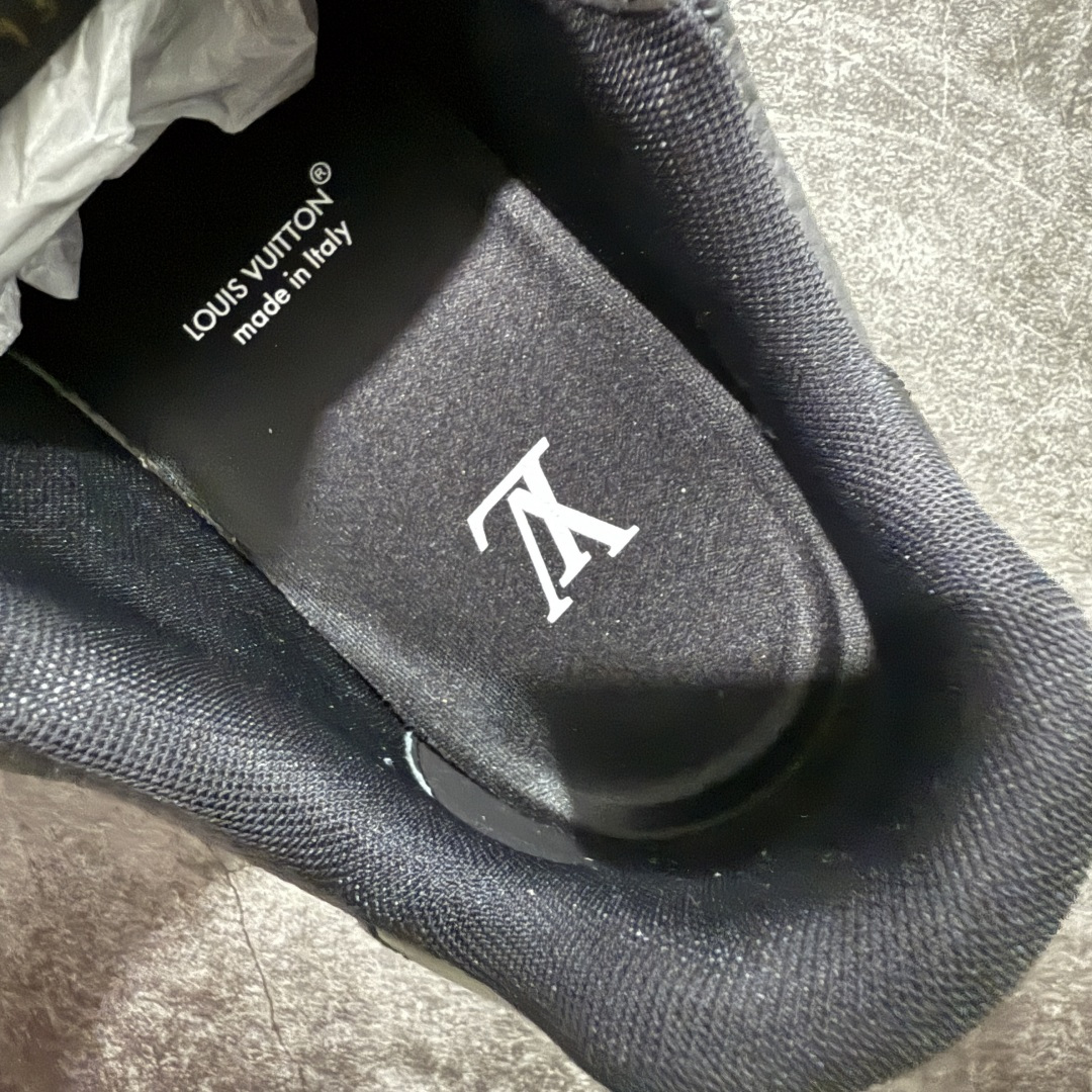 图片[8]-【天花板/Goat版】 市场最强版 没有之一的存在💪🏻 Louis Vuitton LV Trainer 系列全新版上架 手里有正品的可以对比下🆚懂货的看细节‼️ 此版品质是市场从未达到的新高度！ 整体版型 皮料 牛仔布的色差 压花纹路清晰度 后跟版型等等 都可以自行对比[机智]吊打市场所有货，怒甩十条街的那种，直接来正品对比图🆚，欢迎拿市场各大工厂的货来对比！ 尺码：35-45码-选品中心