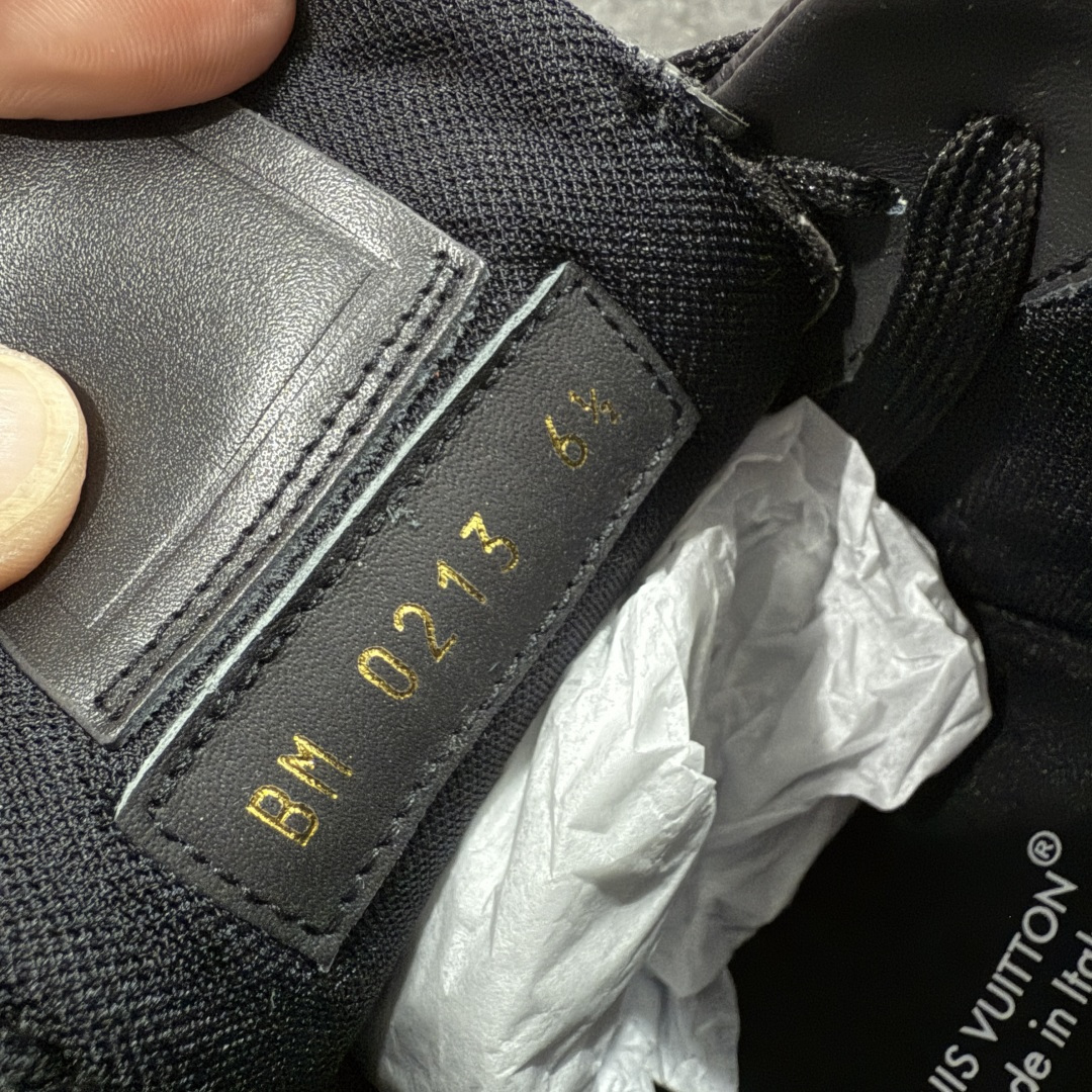 图片[7]-【天花板/Goat版】 市场最强版 没有之一的存在💪🏻 Louis Vuitton LV Trainer 系列全新版上架 手里有正品的可以对比下🆚懂货的看细节‼️ 此版品质是市场从未达到的新高度！ 整体版型 皮料 牛仔布的色差 压花纹路清晰度 后跟版型等等 都可以自行对比[机智]吊打市场所有货，怒甩十条街的那种，直接来正品对比图🆚，欢迎拿市场各大工厂的货来对比！ 尺码：35-45码-选品中心