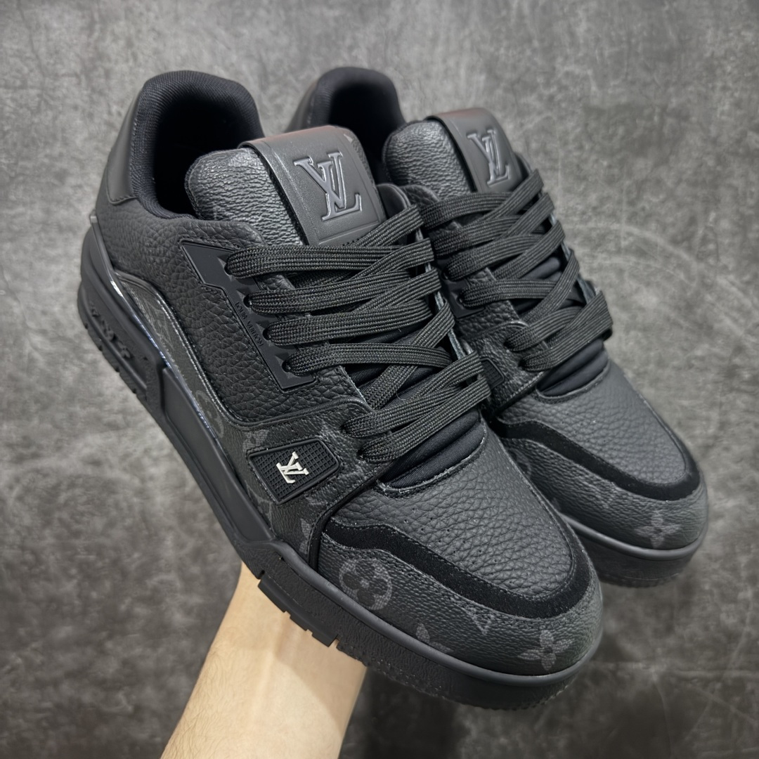 【天花板/Goat版】 市场最强版 没有之一的存在💪🏻 Louis Vuitton LV Trainer 系列全新版上架 手里有正品的可以对比下🆚懂货的看细节‼️ 此版品质是市场从未达到的新高度！ 整体版型 皮料 牛仔布的色差 压花纹路清晰度 后跟版型等等 都可以自行对比[机智]吊打市场所有货，怒甩十条街的那种，直接来正品对比图🆚，欢迎拿市场各大工厂的货来对比！ 尺码：35-45码-选品中心