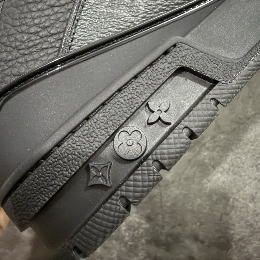 图片[3]-【天花板/Goat版】 市场最强版 没有之一的存在💪🏻 Louis Vuitton LV Trainer 系列全新版上架 手里有正品的可以对比下🆚懂货的看细节‼️ 此版品质是市场从未达到的新高度！ 整体版型 皮料 牛仔布的色差 压花纹路清晰度 后跟版型等等 都可以自行对比[机智]吊打市场所有货，怒甩十条街的那种，直接来正品对比图🆚，欢迎拿市场各大工厂的货来对比！ 尺码：35-45码-选品中心