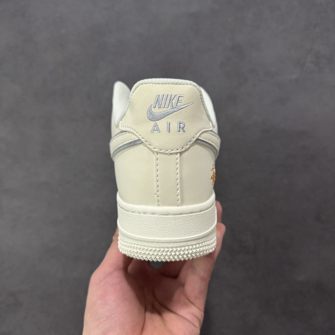 图片[4]-【定制版】NIke Air Force 1 \’07 Low “斯图西联名——米白小金勾”空军一号 低帮 运动鞋 休闲鞋 折边针车 工艺难度大 原楦头原纸板 原装鞋盒 定制五金配件 内置全掌气垫 原厂鞋底 货号：CS5288-058 尺码：36 36.5 37.5 38 38.5 39 40 40.5 41 42 42.5 43 44 44.5 45 编码：HXSB310320-选品中心