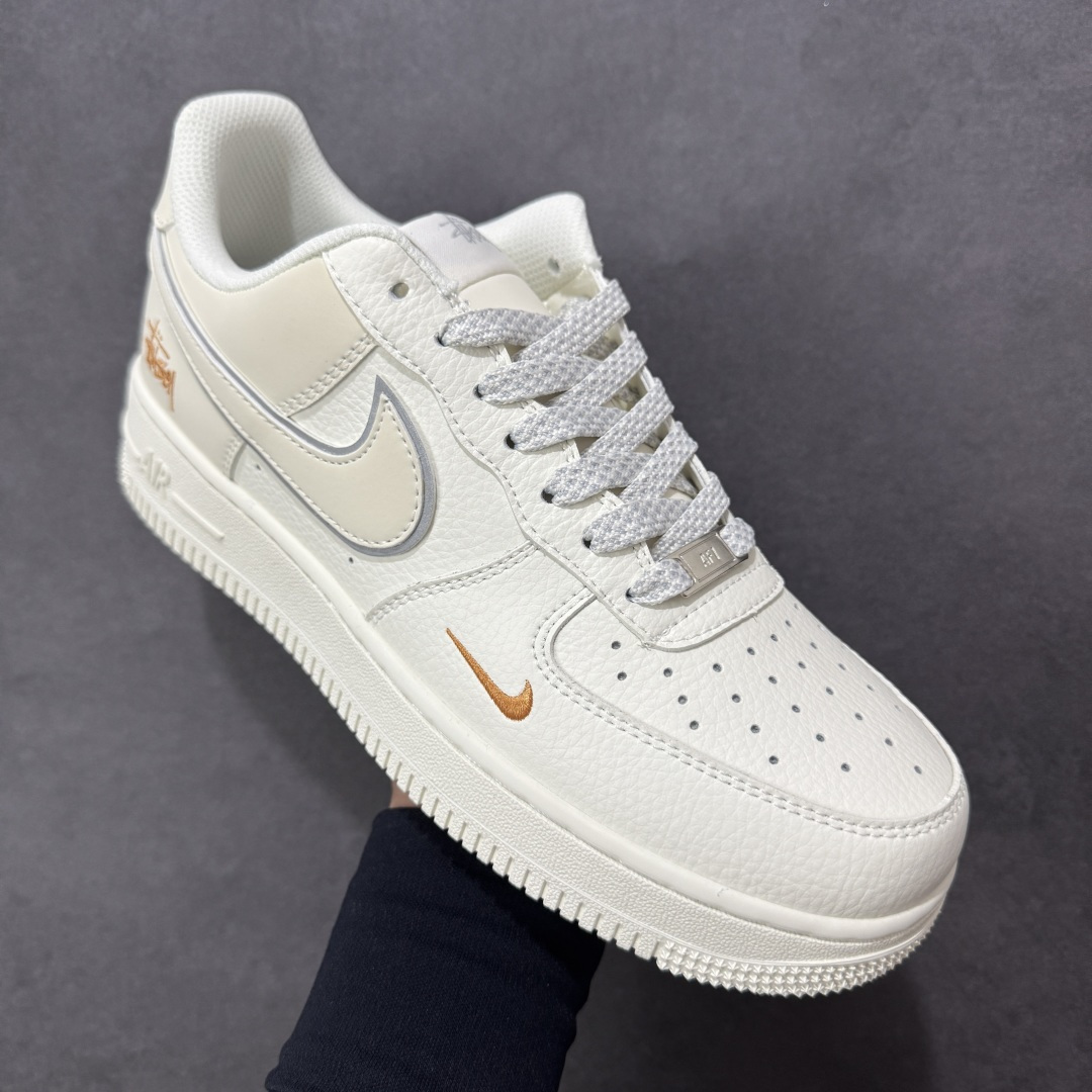 图片[3]-【定制版】NIke Air Force 1 \’07 Low “斯图西联名——米白小金勾”空军一号 低帮 运动鞋 休闲鞋 折边针车 工艺难度大 原楦头原纸板 原装鞋盒 定制五金配件 内置全掌气垫 原厂鞋底 货号：CS5288-058 尺码：36 36.5 37.5 38 38.5 39 40 40.5 41 42 42.5 43 44 44.5 45 编码：HXSB310320-选品中心