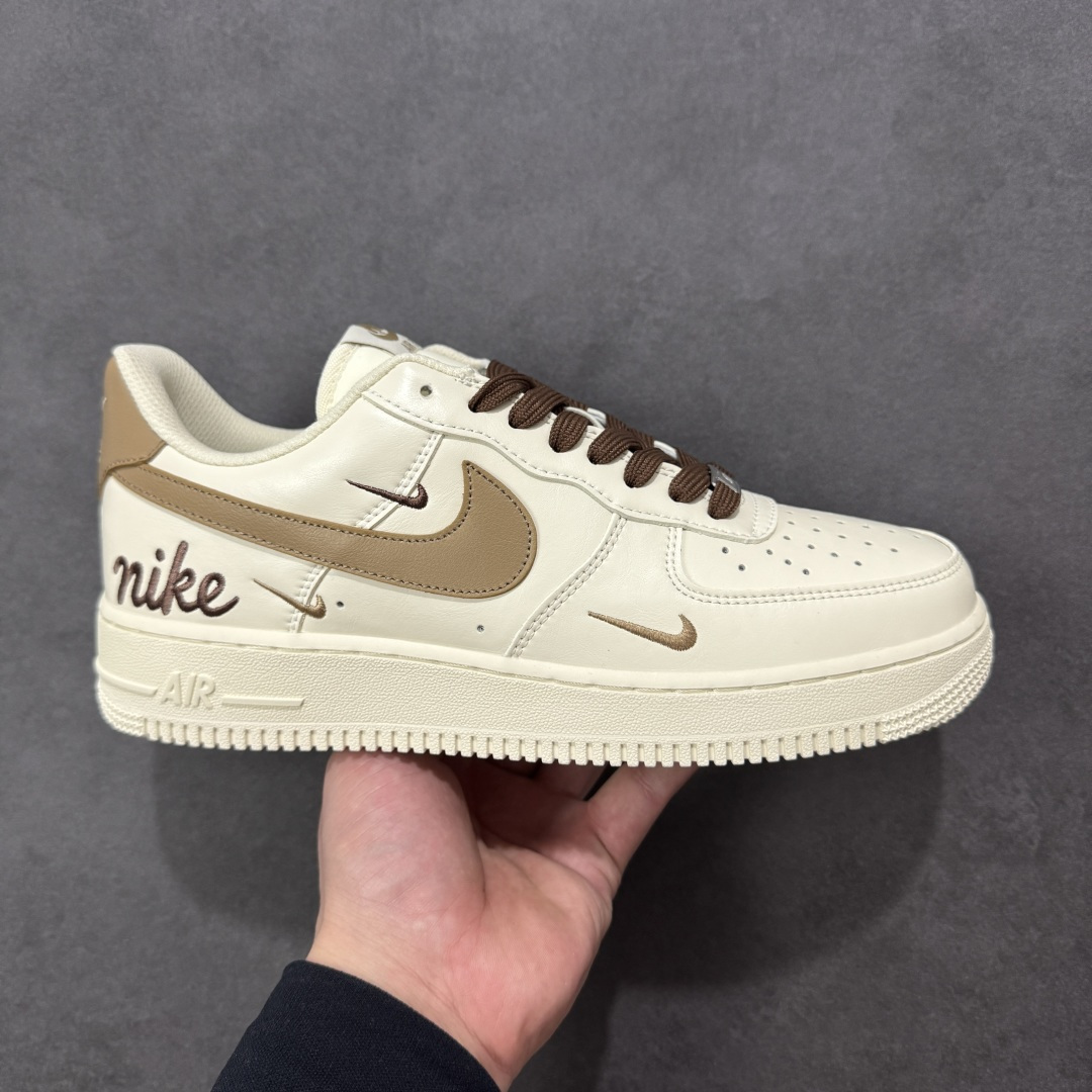 【定制版】NIke Air Force 1 \'07 Low 奶咖白棕三小勾 空军一号低帮 运动鞋 休闲鞋 折边针车 工艺难度大 原楦头原纸板 高端定制鞋盒 原厂鞋底 超高清洁度 细节完美 货号:NH0601-584 尺码:36 36.5 37.5 38 38.5 39 40 40.5 41 42 42.5 43 44 44.5 45 编码:HXSB310320-选品中心