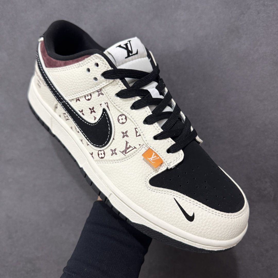 图片[3]-【定制版】Nike SB Dunk Low“ LV联名—米黑棕印花” 周年高端定制 低帮休闲板鞋 定制鞋盒 大厂纯原品质出货 超高清洁度 皮料切割干净无任何毛边 细节完美 货号：MN1688-105 尺码：36 36.5 37.5 38 38.5 39 40 40.5 41 42 42.5 43 44 44.5 45 编码：HXSB330340-选品中心