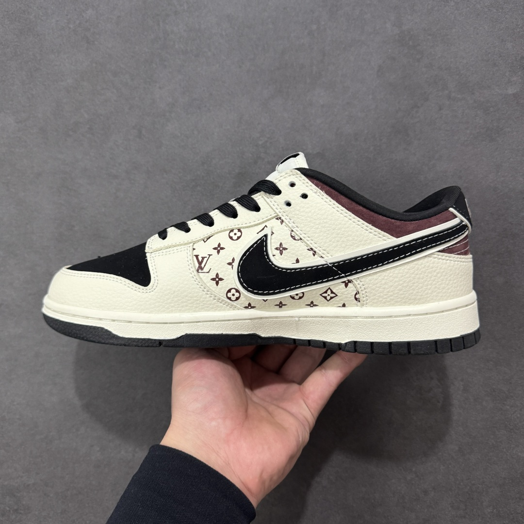 图片[2]-【定制版】Nike SB Dunk Low“ LV联名—米黑棕印花” 周年高端定制 低帮休闲板鞋 定制鞋盒 大厂纯原品质出货 超高清洁度 皮料切割干净无任何毛边 细节完美 货号：MN1688-105 尺码：36 36.5 37.5 38 38.5 39 40 40.5 41 42 42.5 43 44 44.5 45 编码：HXSB330340-选品中心