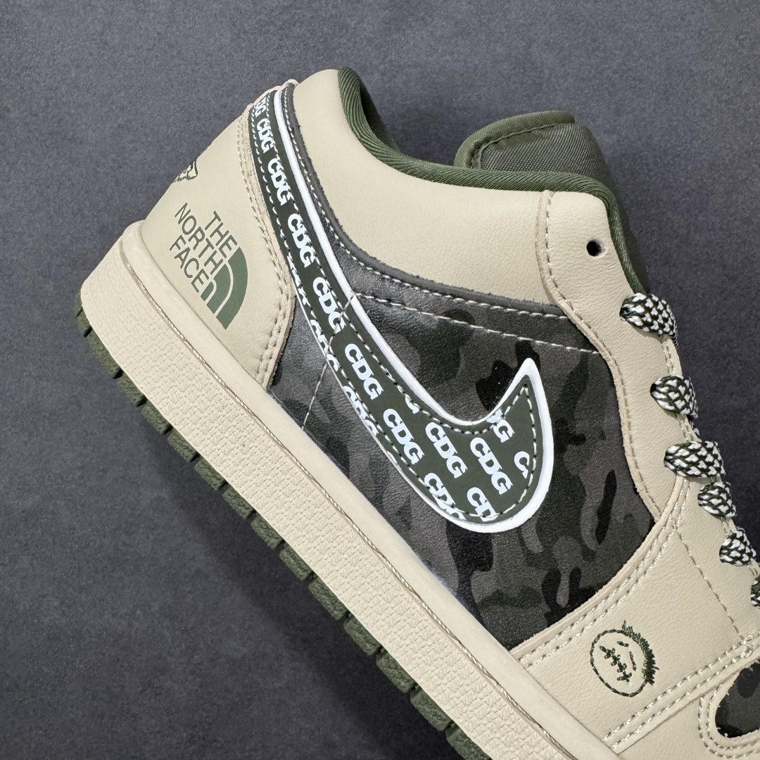 图片[6]-【定制版】Air Jordan 1 Low x 北面 x CDG 联名款｜野性与潮流的碰撞。当飞人图腾邂逅户外传奇，再融合先锋时尚的基因，这双Air Jordan 1 Low直接把跨界联名的质感拉满！浅卡其色鞋身搭配墨绿迷彩拼接，皮革与耐磨材质的碰撞，既有AJ1经典的复古轮廓，又注入了The North Face的户外硬核气质。鞋侧Swoosh满印CDG标识，后跟北面logo醒目点缀，三重品牌元素的融合毫不违和，每一处细节都透着潮流与机能的双重魅力。粗织鞋带、撞色包边的设计，让这双鞋不仅是穿搭利器，更暗藏户外探索的野性；低帮版型兼顾日常上脚的舒适与百搭，不管是街头潮搭还是轻户外造型，都能轻松hold住。这双集AJ的经典、北面的硬核、CDG的先锋于一体的联名款，是潮流玩家和户外爱好者都无法拒绝的收藏级单品 货号：QG1988-017 尺码：36-45带半码 编码：HXSB330340-选品中心