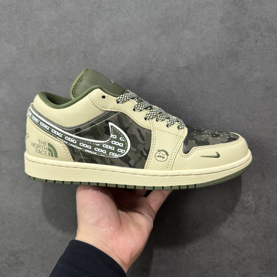 【定制版】Air Jordan 1 Low x 北面 x CDG 联名款|野性与潮流的碰撞。当飞人图腾邂逅户外传奇,再融合先锋时尚的基因,这双Air Jordan 1 Low直接把跨界联名的质感拉满!浅卡其色鞋身搭配墨绿迷彩拼接,皮革与耐磨材质的碰撞,既有AJ1经典的复古轮廓,又注入了The North Face的户外硬核气质。鞋侧Swoosh满印CDG标识,后跟北面logo醒目点缀,三重品牌元素的融合毫不违和,每一处细节都透着潮流与机能的双重魅力。粗织鞋带、撞色包边的设计,让这双鞋不仅是穿搭利器,更暗藏户外探索的野性;低帮版型兼顾日常上脚的舒适与百搭,不管是街头潮搭还是轻户外造型,都能轻松hold住。这双集AJ的经典、北面的硬核、CDG的先锋于一体的联名款,是潮流玩家和户外爱好者都无法拒绝的收藏级单品 货号:QG1988-017 尺码:36-45带半码 编码:HXSB330340-选品中心