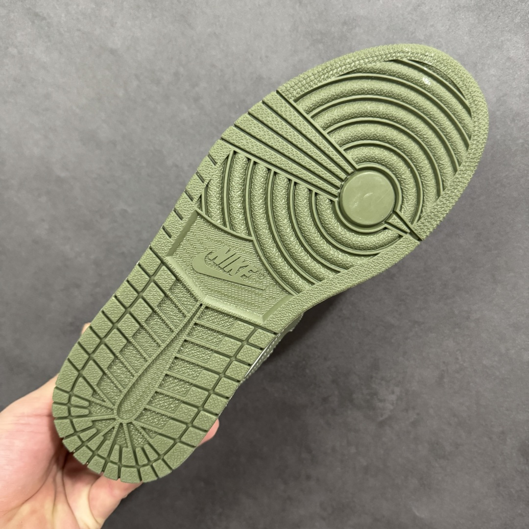 图片[9]-【定制版】Air Jordan 1 Low x 北面 x CDG 联名款｜野性与潮流的碰撞。当飞人图腾邂逅户外传奇，再融合先锋时尚的基因，这双Air Jordan 1 Low直接把跨界联名的质感拉满！浅卡其色鞋身搭配墨绿迷彩拼接，皮革与耐磨材质的碰撞，既有AJ1经典的复古轮廓，又注入了The North Face的户外硬核气质。鞋侧Swoosh满印CDG标识，后跟北面logo醒目点缀，三重品牌元素的融合毫不违和，每一处细节都透着潮流与机能的双重魅力。粗织鞋带、撞色包边的设计，让这双鞋不仅是穿搭利器，更暗藏户外探索的野性；低帮版型兼顾日常上脚的舒适与百搭，不管是街头潮搭还是轻户外造型，都能轻松hold住。这双集AJ的经典、北面的硬核、CDG的先锋于一体的联名款，是潮流玩家和户外爱好者都无法拒绝的收藏级单品 货号：QG1988-017 尺码：36-45带半码 编码：HXSB330340-选品中心