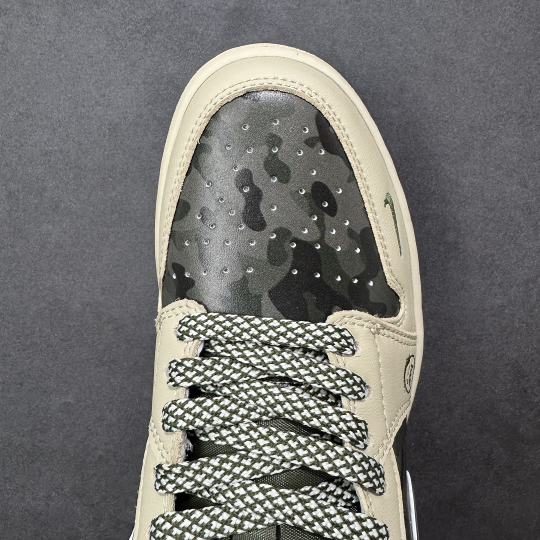 图片[8]-【定制版】Air Jordan 1 Low x 北面 x CDG 联名款｜野性与潮流的碰撞。当飞人图腾邂逅户外传奇，再融合先锋时尚的基因，这双Air Jordan 1 Low直接把跨界联名的质感拉满！浅卡其色鞋身搭配墨绿迷彩拼接，皮革与耐磨材质的碰撞，既有AJ1经典的复古轮廓，又注入了The North Face的户外硬核气质。鞋侧Swoosh满印CDG标识，后跟北面logo醒目点缀，三重品牌元素的融合毫不违和，每一处细节都透着潮流与机能的双重魅力。粗织鞋带、撞色包边的设计，让这双鞋不仅是穿搭利器，更暗藏户外探索的野性；低帮版型兼顾日常上脚的舒适与百搭，不管是街头潮搭还是轻户外造型，都能轻松hold住。这双集AJ的经典、北面的硬核、CDG的先锋于一体的联名款，是潮流玩家和户外爱好者都无法拒绝的收藏级单品 货号：QG1988-017 尺码：36-45带半码 编码：HXSB330340-选品中心