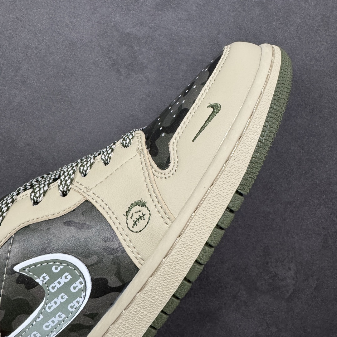 图片[5]-【定制版】Air Jordan 1 Low x 北面 x CDG 联名款｜野性与潮流的碰撞。当飞人图腾邂逅户外传奇，再融合先锋时尚的基因，这双Air Jordan 1 Low直接把跨界联名的质感拉满！浅卡其色鞋身搭配墨绿迷彩拼接，皮革与耐磨材质的碰撞，既有AJ1经典的复古轮廓，又注入了The North Face的户外硬核气质。鞋侧Swoosh满印CDG标识，后跟北面logo醒目点缀，三重品牌元素的融合毫不违和，每一处细节都透着潮流与机能的双重魅力。粗织鞋带、撞色包边的设计，让这双鞋不仅是穿搭利器，更暗藏户外探索的野性；低帮版型兼顾日常上脚的舒适与百搭，不管是街头潮搭还是轻户外造型，都能轻松hold住。这双集AJ的经典、北面的硬核、CDG的先锋于一体的联名款，是潮流玩家和户外爱好者都无法拒绝的收藏级单品 货号：QG1988-017 尺码：36-45带半码 编码：HXSB330340-选品中心