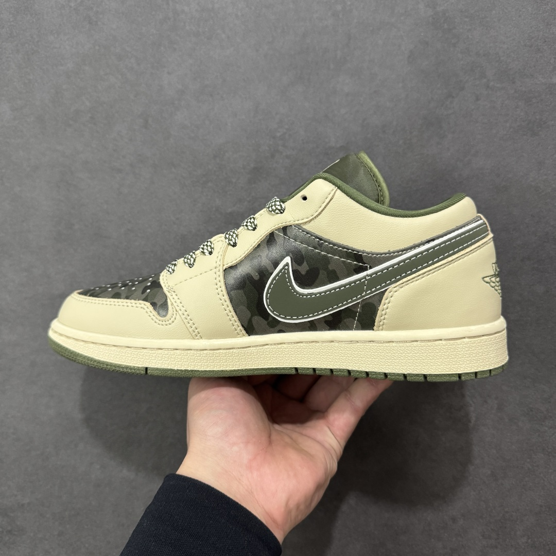 图片[2]-【定制版】Air Jordan 1 Low x 北面 x CDG 联名款｜野性与潮流的碰撞。当飞人图腾邂逅户外传奇，再融合先锋时尚的基因，这双Air Jordan 1 Low直接把跨界联名的质感拉满！浅卡其色鞋身搭配墨绿迷彩拼接，皮革与耐磨材质的碰撞，既有AJ1经典的复古轮廓，又注入了The North Face的户外硬核气质。鞋侧Swoosh满印CDG标识，后跟北面logo醒目点缀，三重品牌元素的融合毫不违和，每一处细节都透着潮流与机能的双重魅力。粗织鞋带、撞色包边的设计，让这双鞋不仅是穿搭利器，更暗藏户外探索的野性；低帮版型兼顾日常上脚的舒适与百搭，不管是街头潮搭还是轻户外造型，都能轻松hold住。这双集AJ的经典、北面的硬核、CDG的先锋于一体的联名款，是潮流玩家和户外爱好者都无法拒绝的收藏级单品 货号：QG1988-017 尺码：36-45带半码 编码：HXSB330340-选品中心