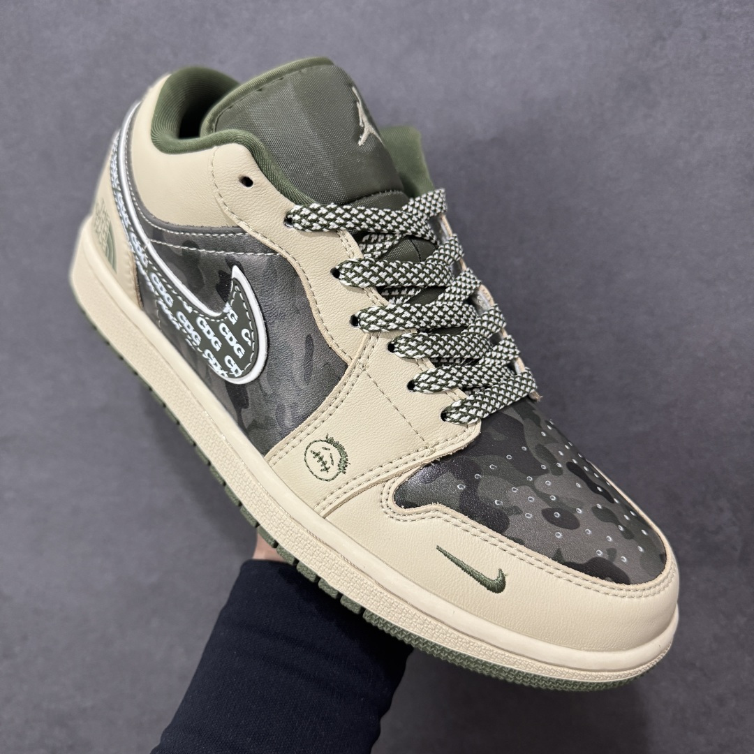 图片[3]-【定制版】Air Jordan 1 Low x 北面 x CDG 联名款｜野性与潮流的碰撞。当飞人图腾邂逅户外传奇，再融合先锋时尚的基因，这双Air Jordan 1 Low直接把跨界联名的质感拉满！浅卡其色鞋身搭配墨绿迷彩拼接，皮革与耐磨材质的碰撞，既有AJ1经典的复古轮廓，又注入了The North Face的户外硬核气质。鞋侧Swoosh满印CDG标识，后跟北面logo醒目点缀，三重品牌元素的融合毫不违和，每一处细节都透着潮流与机能的双重魅力。粗织鞋带、撞色包边的设计，让这双鞋不仅是穿搭利器，更暗藏户外探索的野性；低帮版型兼顾日常上脚的舒适与百搭，不管是街头潮搭还是轻户外造型，都能轻松hold住。这双集AJ的经典、北面的硬核、CDG的先锋于一体的联名款，是潮流玩家和户外爱好者都无法拒绝的收藏级单品 货号：QG1988-017 尺码：36-45带半码 编码：HXSB330340-选品中心