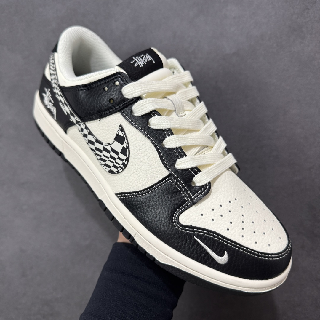 图片[3]-【定制版】Nike SB Dunk Low “斯图西联名——米黑创意勾” 高端定制 低帮休闲板鞋 定制鞋盒 大厂纯原品质出货 超高清洁度 皮料切割干净无任何毛边 细节完美 货号：QW5836-029 尺码：36 36.5 37.5 38 38.5 39 40 40.5 41 42 42.5 43 44 44.5 45 编码：HXSB330340-选品中心