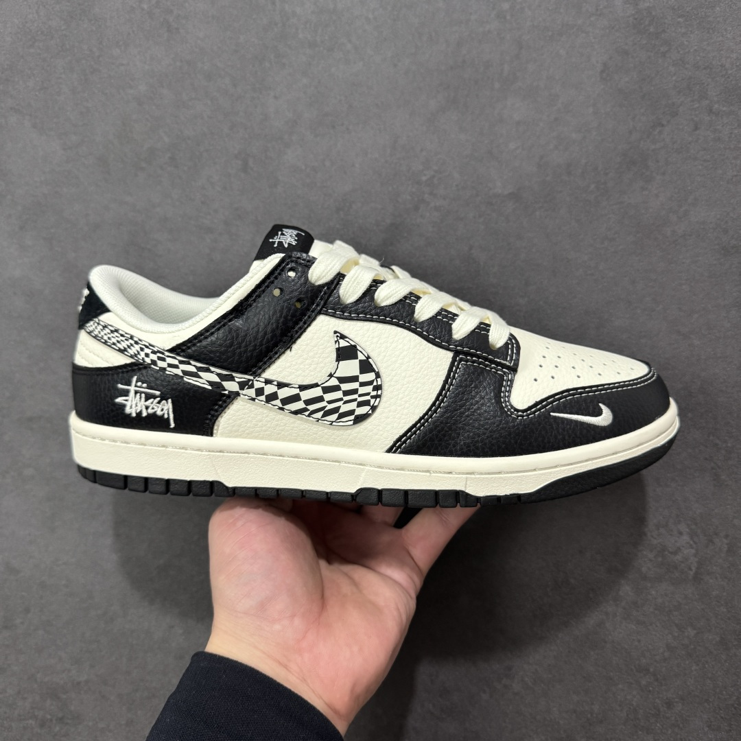 【定制版】Nike SB Dunk Low “斯图西联名——米黑创意勾” 高端定制 低帮休闲板鞋 定制鞋盒 大厂纯原品质出货 超高清洁度 皮料切割干净无任何毛边 细节完美 货号:QW5836-029 尺码:36 36.5 37.5 38 38.5 39 40 40.5 41 42 42.5 43 44 44.5 45 编码:HXSB330340-选品中心