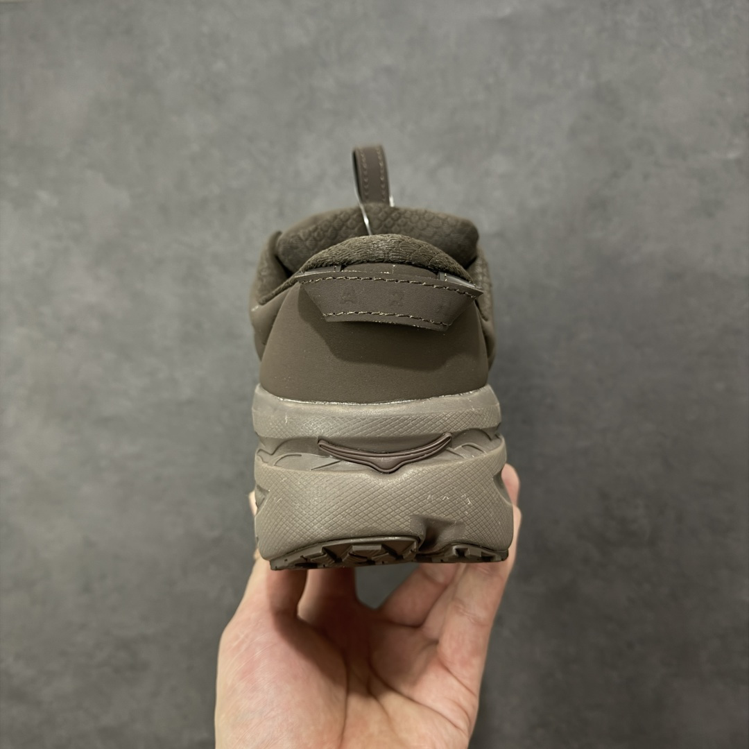 图片[4]-【YH版本】2025 BONDI b3LS联名鞋款闪亮登场 HOKA X Marni的跨界联名带来的 超乎想象的惊喜 以HOKA的经典的Bondi跑鞋为画布 Marni 挥洒色彩 蓬松的鞋面 搭配高饱和度纯色 视觉冲击力直接拉满 HOKA经典的厚底设计。 鞋底采用EVA板材发泡 脚感舒适 减震耐磨透气跑步运动鞋 货号 1170631 尺码 35.5 36 36.5 37.5 38 38.5 39 40 40.5 41 42 42.5 43 44 44.5 45 编码：YHB230240-选品中心