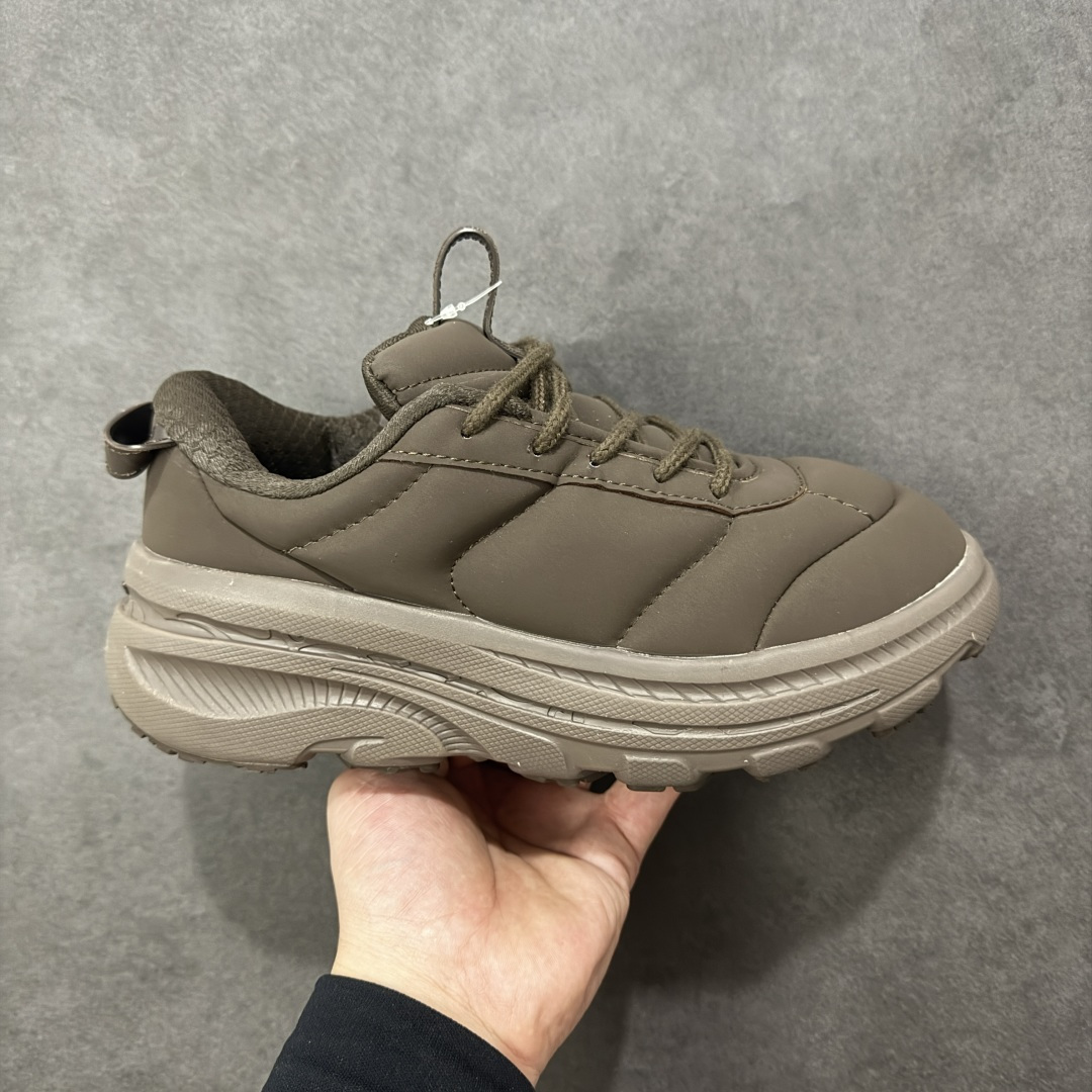 【YH版本】2025 BONDI b3LS联名鞋款闪亮登场 HOKA X Marni的跨界联名带来的 超乎想象的惊喜 以HOKA的经典的Bondi跑鞋为画布 Marni 挥洒色彩 蓬松的鞋面 搭配高饱和度纯色 视觉冲击力直接拉满 HOKA经典的厚底设计。 鞋底采用EVA板材发泡 脚感舒适 减震耐磨透气跑步运动鞋 货号 1170631 尺码 35.5 36 36.5 37.5 38 38.5 39 40 40.5 41 42 42.5 43 44 44.5 45 编码:YHB230240-选品中心