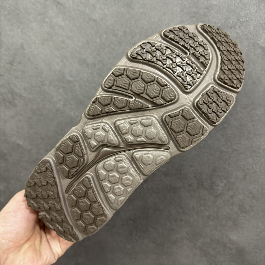 图片[9]-【YH版本】2025 BONDI b3LS联名鞋款闪亮登场 HOKA X Marni的跨界联名带来的 超乎想象的惊喜 以HOKA的经典的Bondi跑鞋为画布 Marni 挥洒色彩 蓬松的鞋面 搭配高饱和度纯色 视觉冲击力直接拉满 HOKA经典的厚底设计。 鞋底采用EVA板材发泡 脚感舒适 减震耐磨透气跑步运动鞋 货号 1170631 尺码 35.5 36 36.5 37.5 38 38.5 39 40 40.5 41 42 42.5 43 44 44.5 45 编码：YHB230240-选品中心