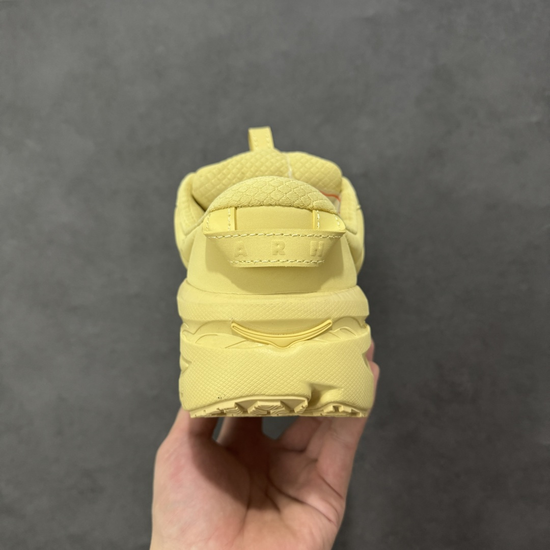 图片[4]-【YH版本】2025 BONDI b3LS联名鞋款闪亮登场 HOKA X Marni的跨界联名带来的 超乎想象的惊喜 以HOKA的经典的Bondi跑鞋为画布 Marni 挥洒色彩 蓬松的鞋面 搭配高饱和度纯色 视觉冲击力直接拉满 HOKA经典的厚底设计。 鞋底采用EVA板材发泡 脚感舒适 减震耐磨透气跑步运动鞋 货号 1170631 尺码 35.5 36 36.5 37.5 38 38.5 39 40 40.5 41 42 42.5 43 44 44.5 45 编码：YHB230240-选品中心