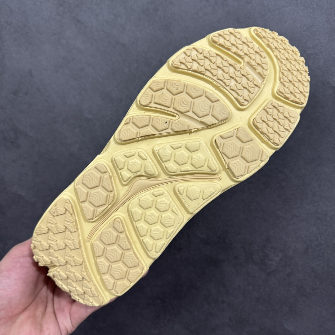 图片[9]-【YH版本】2025 BONDI b3LS联名鞋款闪亮登场 HOKA X Marni的跨界联名带来的 超乎想象的惊喜 以HOKA的经典的Bondi跑鞋为画布 Marni 挥洒色彩 蓬松的鞋面 搭配高饱和度纯色 视觉冲击力直接拉满 HOKA经典的厚底设计。 鞋底采用EVA板材发泡 脚感舒适 减震耐磨透气跑步运动鞋 货号 1170631 尺码 35.5 36 36.5 37.5 38 38.5 39 40 40.5 41 42 42.5 43 44 44.5 45 编码：YHB230240-选品中心