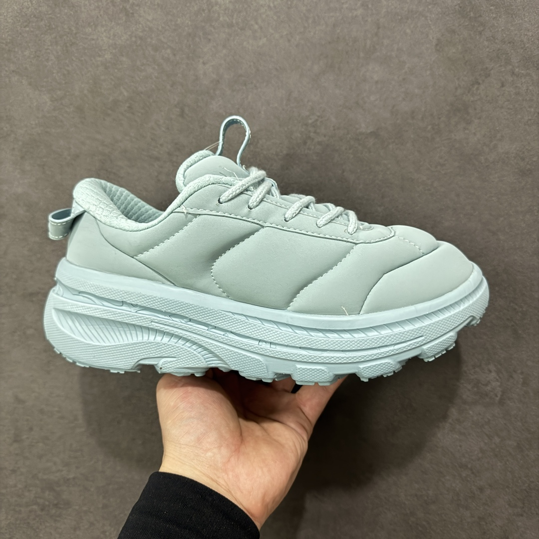 【YH版本】2025 BONDI b3LS联名鞋款闪亮登场 HOKA X Marni的跨界联名带来的 超乎想象的惊喜 以HOKA的经典的Bondi跑鞋为画布 Marni 挥洒色彩 蓬松的鞋面 搭配高饱和度纯色 视觉冲击力直接拉满 HOKA经典的厚底设计。 鞋底采用EVA板材发泡 脚感舒适 减震耐磨透气跑步运动鞋 货号 1170631 尺码 35.5 36 36.5 37.5 38 38.5 39 40 40.5 41 42 42.5 43 44 44.5 45 编码:YHB230240-选品中心