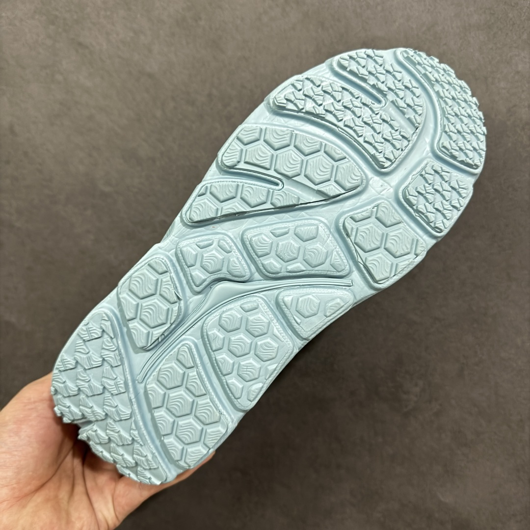 图片[9]-【YH版本】2025 BONDI b3LS联名鞋款闪亮登场 HOKA X Marni的跨界联名带来的 超乎想象的惊喜 以HOKA的经典的Bondi跑鞋为画布 Marni 挥洒色彩 蓬松的鞋面 搭配高饱和度纯色 视觉冲击力直接拉满 HOKA经典的厚底设计。 鞋底采用EVA板材发泡 脚感舒适 减震耐磨透气跑步运动鞋 货号 1170631 尺码 35.5 36 36.5 37.5 38 38.5 39 40 40.5 41 42 42.5 43 44 44.5 45 编码：YHB230240-选品中心