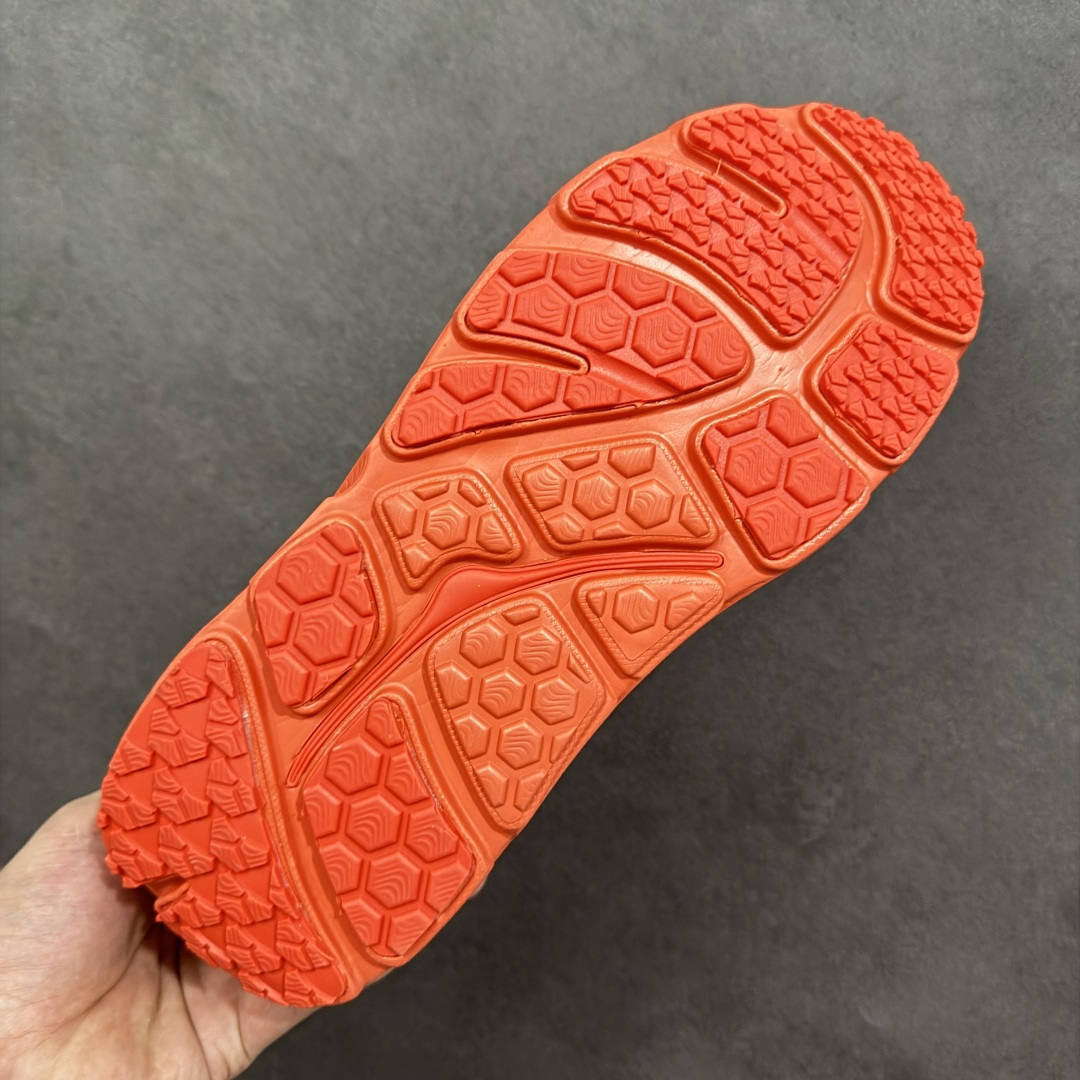 图片[9]-【YH版本】2025 BONDI b3LS联名鞋款闪亮登场 HOKA X Marni的跨界联名带来的 超乎想象的惊喜 以HOKA的经典的Bondi跑鞋为画布 Marni 挥洒色彩 蓬松的鞋面 搭配高饱和度纯色 视觉冲击力直接拉满 HOKA经典的厚底设计。 鞋底采用EVA板材发泡 脚感舒适 减震耐磨透气跑步运动鞋 货号 1170631 尺码 35.5 36 36.5 37.5 38 38.5 39 40 40.5 41 42 42.5 43 44 44.5 45 编码：YHB230240-选品中心