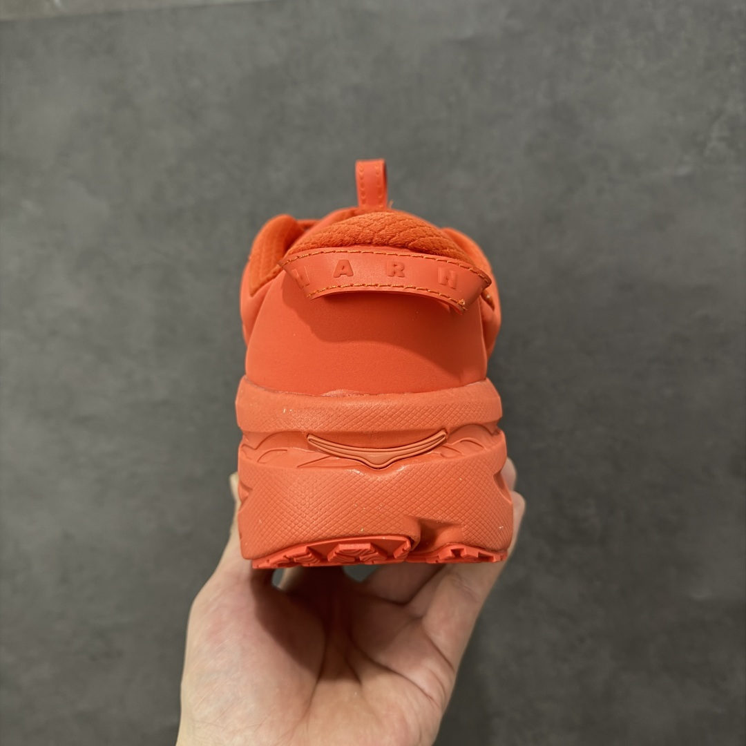 图片[4]-【YH版本】2025 BONDI b3LS联名鞋款闪亮登场 HOKA X Marni的跨界联名带来的 超乎想象的惊喜 以HOKA的经典的Bondi跑鞋为画布 Marni 挥洒色彩 蓬松的鞋面 搭配高饱和度纯色 视觉冲击力直接拉满 HOKA经典的厚底设计。 鞋底采用EVA板材发泡 脚感舒适 减震耐磨透气跑步运动鞋 货号 1170631 尺码 35.5 36 36.5 37.5 38 38.5 39 40 40.5 41 42 42.5 43 44 44.5 45 编码：YHB230240-选品中心