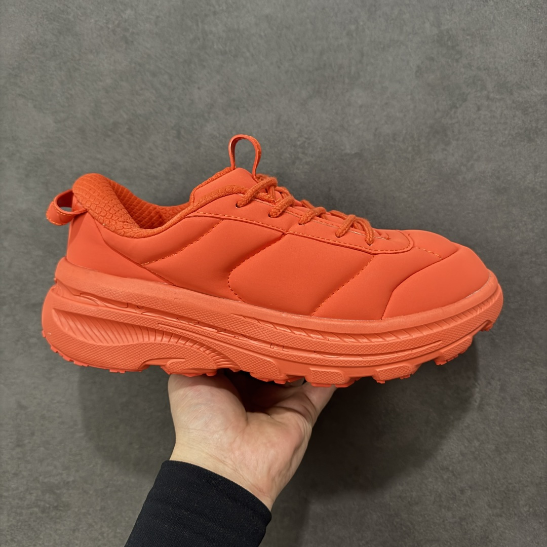 【YH版本】2025 BONDI b3LS联名鞋款闪亮登场 HOKA X Marni的跨界联名带来的 超乎想象的惊喜 以HOKA的经典的Bondi跑鞋为画布 Marni 挥洒色彩 蓬松的鞋面 搭配高饱和度纯色 视觉冲击力直接拉满 HOKA经典的厚底设计。 鞋底采用EVA板材发泡 脚感舒适 减震耐磨透气跑步运动鞋 货号 1170631 尺码 35.5 36 36.5 37.5 38 38.5 39 40 40.5 41 42 42.5 43 44 44.5 45 编码:YHB230240-选品中心