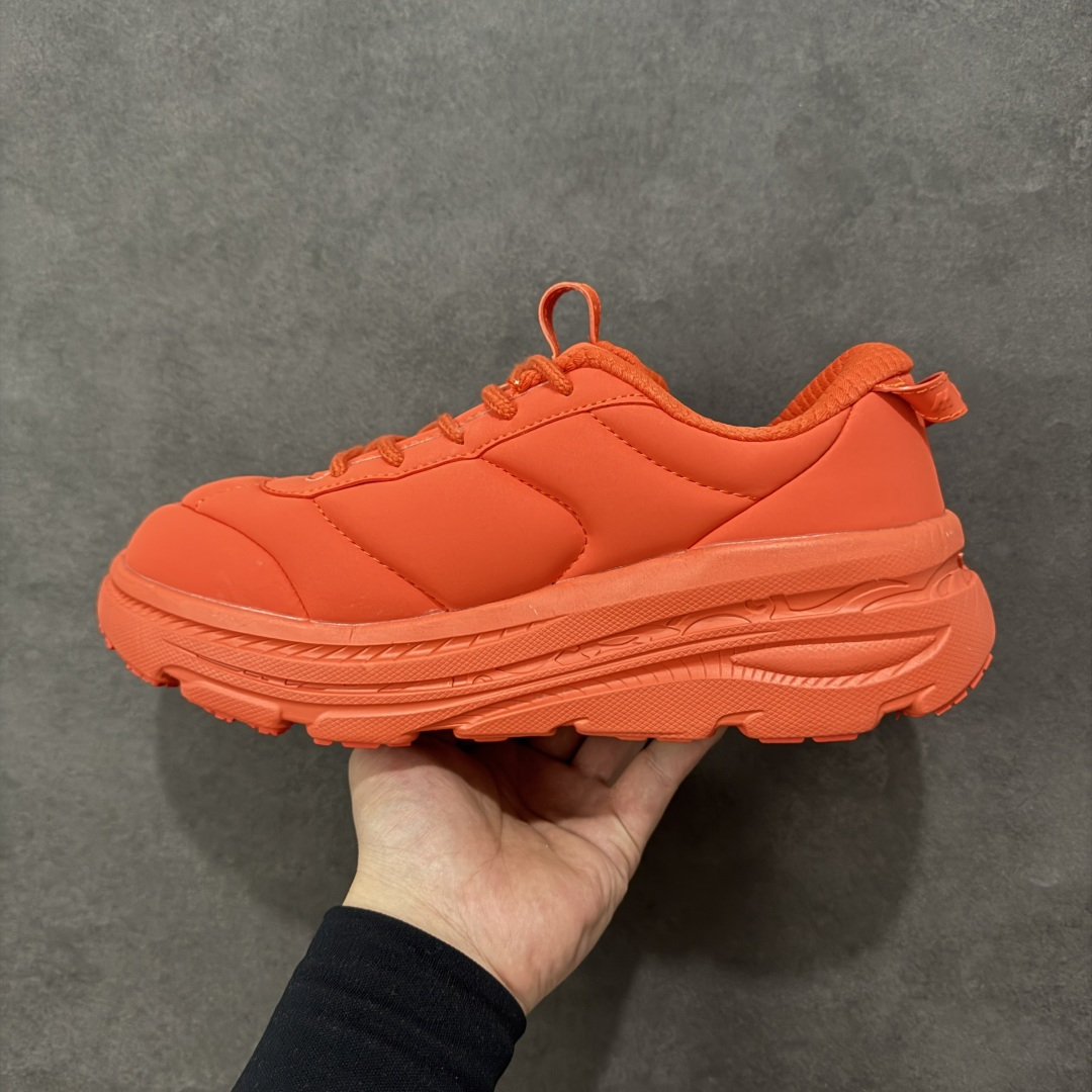 图片[2]-【YH版本】2025 BONDI b3LS联名鞋款闪亮登场 HOKA X Marni的跨界联名带来的 超乎想象的惊喜 以HOKA的经典的Bondi跑鞋为画布 Marni 挥洒色彩 蓬松的鞋面 搭配高饱和度纯色 视觉冲击力直接拉满 HOKA经典的厚底设计。 鞋底采用EVA板材发泡 脚感舒适 减震耐磨透气跑步运动鞋 货号 1170631 尺码 35.5 36 36.5 37.5 38 38.5 39 40 40.5 41 42 42.5 43 44 44.5 45 编码：YHB230240-选品中心