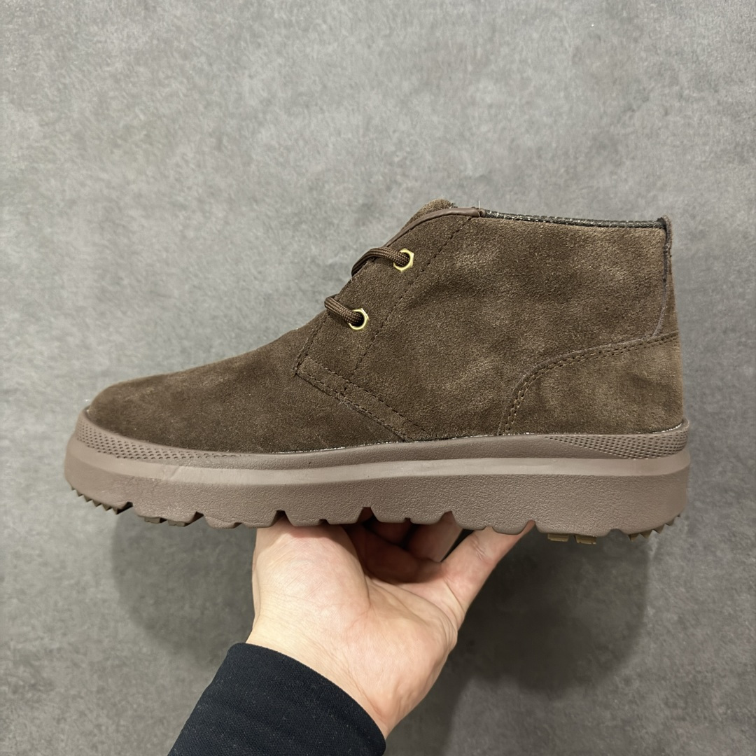 图片[2]-【SP顶级版】 平台外贸专供 UGG Burleigh Chukka 男士中帮雪地靴 1151773 原代工厂隆丰A级真羊毛皮一体完全遵循正平正品，精选A级羊皮毛一体材质，内里毛绒如云朵般包裹双脚，白带恒温属性一寒锁温抗冻，股季透气排湿，让双脚时刻处于干爽舒适的状态，轻量化设计搭配柔韧鞋底，每一步都似踩在软垫上，再加上贴合足型的弧度与足跟支撑，无论是居家休憩,外出通勤还是日常跑腿，全天行走也无负担。 从经典高筒靴到简约拖鞋，从基础中性色到潮流设计，既能与牛仔裤、卫衣打造随性日常，也能搭配裙子、男女同款更能轻松适配情侣穿搭。 优质羊皮毛天生耐磨损，搭配扎实工艺与防水科技加持，能抵御日常磨损与雨雪侵袭。一双穿数年仍能保持柔软质感💪🏻 尺码：39-45-选品中心