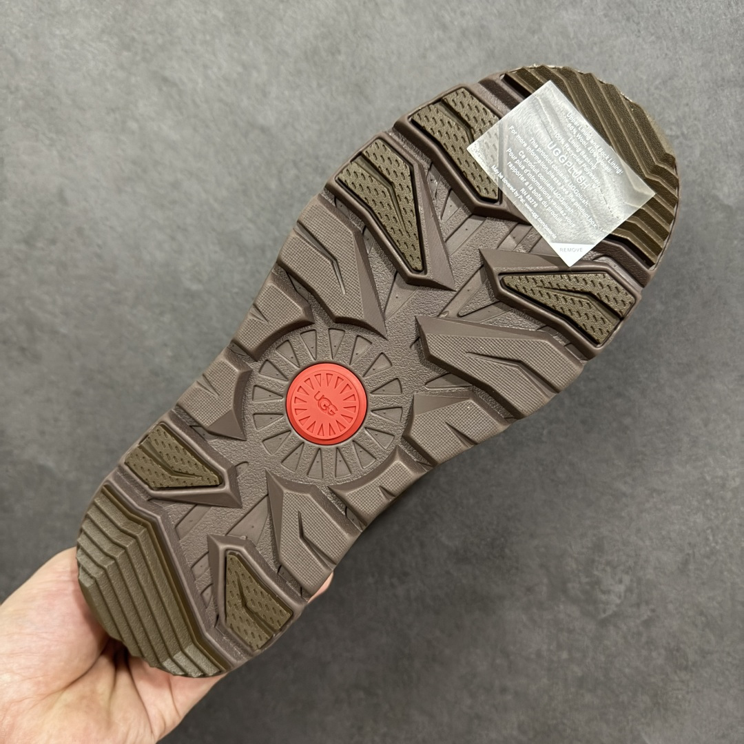 图片[9]-【SP顶级版】 平台外贸专供 UGG Burleigh Chukka 男士中帮雪地靴 1151773 原代工厂隆丰A级真羊毛皮一体完全遵循正平正品，精选A级羊皮毛一体材质，内里毛绒如云朵般包裹双脚，白带恒温属性一寒锁温抗冻，股季透气排湿，让双脚时刻处于干爽舒适的状态，轻量化设计搭配柔韧鞋底，每一步都似踩在软垫上，再加上贴合足型的弧度与足跟支撑，无论是居家休憩,外出通勤还是日常跑腿，全天行走也无负担。 从经典高筒靴到简约拖鞋，从基础中性色到潮流设计，既能与牛仔裤、卫衣打造随性日常，也能搭配裙子、男女同款更能轻松适配情侣穿搭。 优质羊皮毛天生耐磨损，搭配扎实工艺与防水科技加持，能抵御日常磨损与雨雪侵袭。一双穿数年仍能保持柔软质感💪🏻 尺码：39-45-选品中心