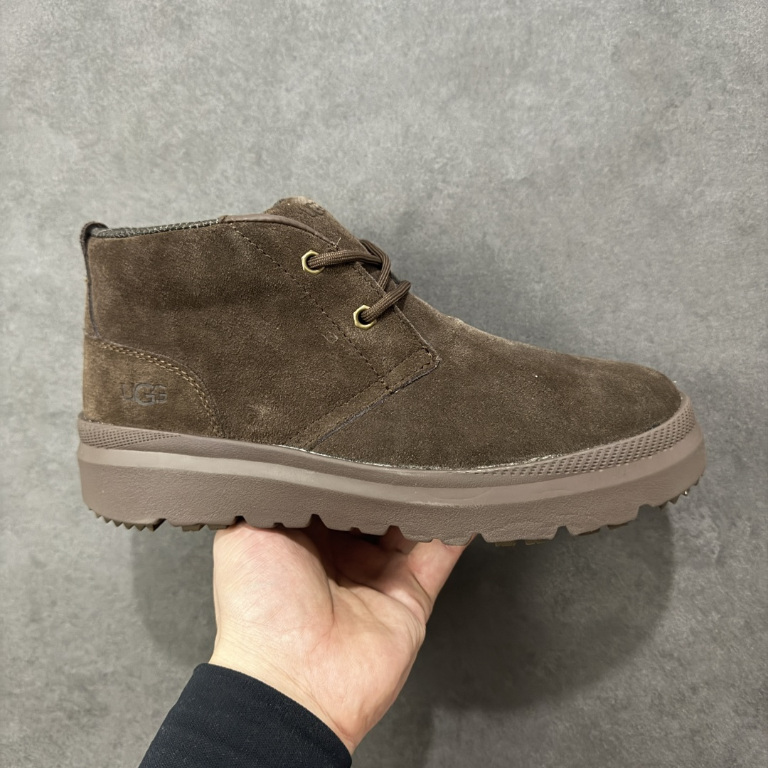 【SP顶级版】 平台外贸专供 UGG Burleigh Chukka 男士中帮雪地靴 1151773 原代工厂隆丰A级真羊毛皮一体完全遵循正平正品,精选A级羊皮毛一体材质,内里毛绒如云朵般包裹双脚,白带恒温属性一寒锁温抗冻,股季透气排湿,让双脚时刻处于干爽舒适的状态,轻量化设计搭配柔韧鞋底,每一步都似踩在软垫上,再加上贴合足型的弧度与足跟支撑,无论是居家休憩,外出通勤还是日常跑腿,全天行走也无负担。 从经典高筒靴到简约拖鞋,从基础中性色到潮流设计,既能与牛仔裤、卫衣打造随性日常,也能搭配裙子、男女同款更能轻松适配情侣穿搭。 优质羊皮毛天生耐磨损,搭配扎实工艺与防水科技加持,能抵御日常磨损与雨雪侵袭。一双穿数年仍能保持柔软质感💪🏻 尺码:39-45-选品中心