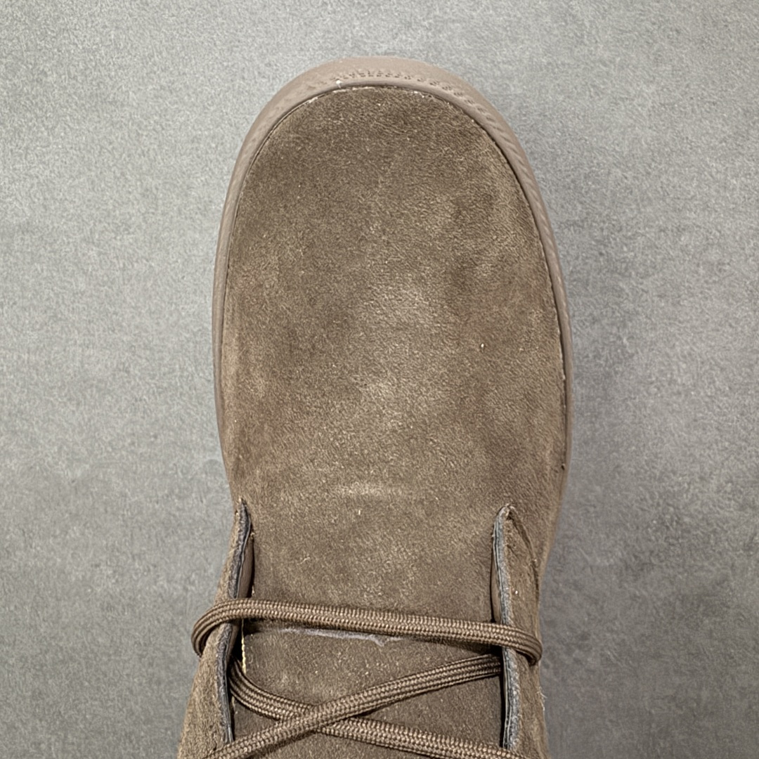 图片[8]-【SP顶级版】 平台外贸专供 UGG Burleigh Chukka 男士中帮雪地靴 1151773 原代工厂隆丰A级真羊毛皮一体完全遵循正平正品，精选A级羊皮毛一体材质，内里毛绒如云朵般包裹双脚，白带恒温属性一寒锁温抗冻，股季透气排湿，让双脚时刻处于干爽舒适的状态，轻量化设计搭配柔韧鞋底，每一步都似踩在软垫上，再加上贴合足型的弧度与足跟支撑，无论是居家休憩,外出通勤还是日常跑腿，全天行走也无负担。 从经典高筒靴到简约拖鞋，从基础中性色到潮流设计，既能与牛仔裤、卫衣打造随性日常，也能搭配裙子、男女同款更能轻松适配情侣穿搭。 优质羊皮毛天生耐磨损，搭配扎实工艺与防水科技加持，能抵御日常磨损与雨雪侵袭。一双穿数年仍能保持柔软质感💪🏻 尺码：39-45-选品中心