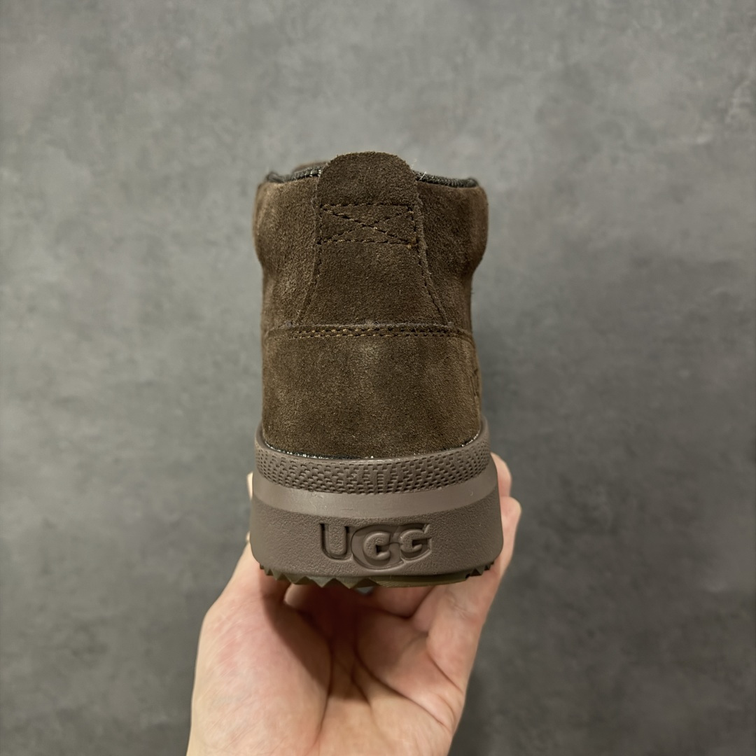 图片[4]-【SP顶级版】 平台外贸专供 UGG Burleigh Chukka 男士中帮雪地靴 1151773 原代工厂隆丰A级真羊毛皮一体完全遵循正平正品，精选A级羊皮毛一体材质，内里毛绒如云朵般包裹双脚，白带恒温属性一寒锁温抗冻，股季透气排湿，让双脚时刻处于干爽舒适的状态，轻量化设计搭配柔韧鞋底，每一步都似踩在软垫上，再加上贴合足型的弧度与足跟支撑，无论是居家休憩,外出通勤还是日常跑腿，全天行走也无负担。 从经典高筒靴到简约拖鞋，从基础中性色到潮流设计，既能与牛仔裤、卫衣打造随性日常，也能搭配裙子、男女同款更能轻松适配情侣穿搭。 优质羊皮毛天生耐磨损，搭配扎实工艺与防水科技加持，能抵御日常磨损与雨雪侵袭。一双穿数年仍能保持柔软质感💪🏻 尺码：39-45-选品中心