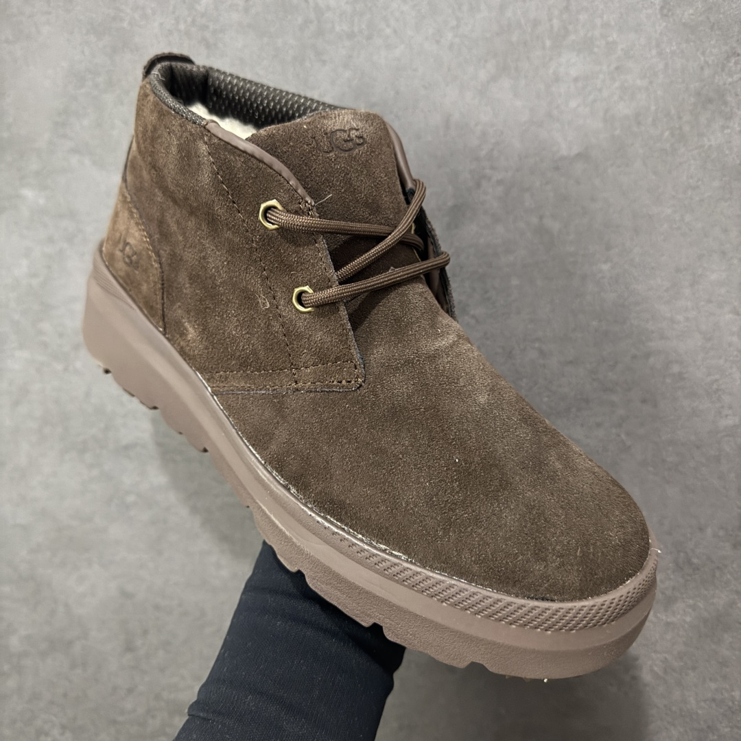 图片[3]-【SP顶级版】 平台外贸专供 UGG Burleigh Chukka 男士中帮雪地靴 1151773 原代工厂隆丰A级真羊毛皮一体完全遵循正平正品，精选A级羊皮毛一体材质，内里毛绒如云朵般包裹双脚，白带恒温属性一寒锁温抗冻，股季透气排湿，让双脚时刻处于干爽舒适的状态，轻量化设计搭配柔韧鞋底，每一步都似踩在软垫上，再加上贴合足型的弧度与足跟支撑，无论是居家休憩,外出通勤还是日常跑腿，全天行走也无负担。 从经典高筒靴到简约拖鞋，从基础中性色到潮流设计，既能与牛仔裤、卫衣打造随性日常，也能搭配裙子、男女同款更能轻松适配情侣穿搭。 优质羊皮毛天生耐磨损，搭配扎实工艺与防水科技加持，能抵御日常磨损与雨雪侵袭。一双穿数年仍能保持柔软质感💪🏻 尺码：39-45-选品中心